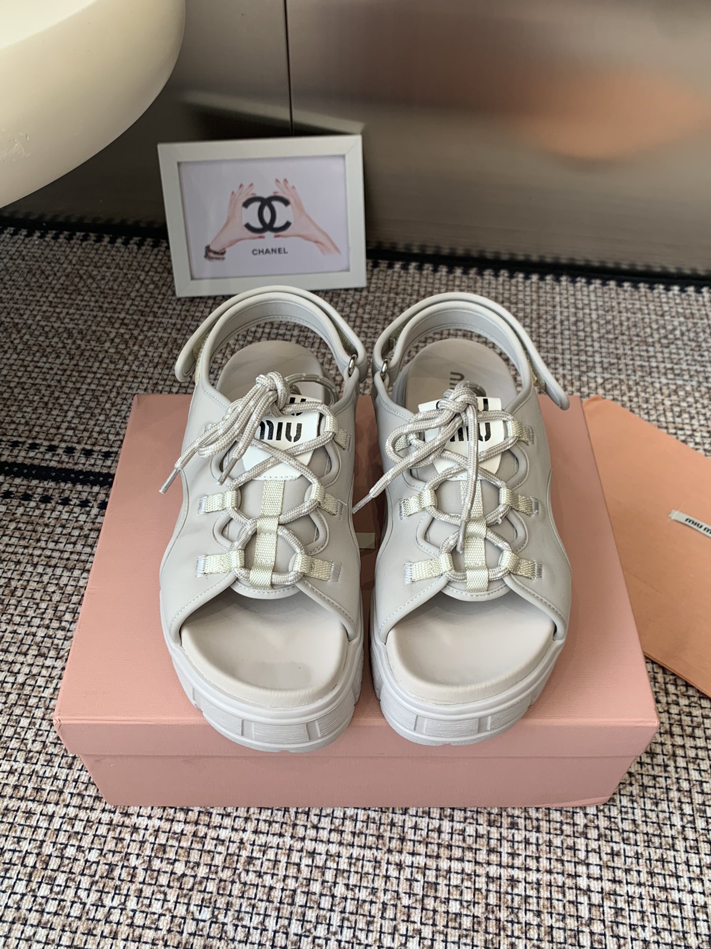 NO:511937,MiuMiu Ss's new thick-soled drawstring sandals are the focus as soon as they appear. The summer treasure sandals that have been questioned countless times, the whole pair of shoes is developed and built with ZP, all customized materials, exclusive mold opening sole, all details are shipped together, and even the packaging is the same as the genuine one. Size: 35-40 (40 custom made without return or replacement), sandals, miumiu, sandals19860909MiuMiu ss新款厚底抽绳凉鞋,一出场便是焦点.被追问无数次的夏日宝藏凉鞋,整双鞋子采购Zp开发打造,全部定制材料,独家开模大底,细节全部对版出货,连包装也做到跟正品一样. 码数:35-40（40订做不退不换）,凉鞋,miumiu,sandals,Women's Shoes