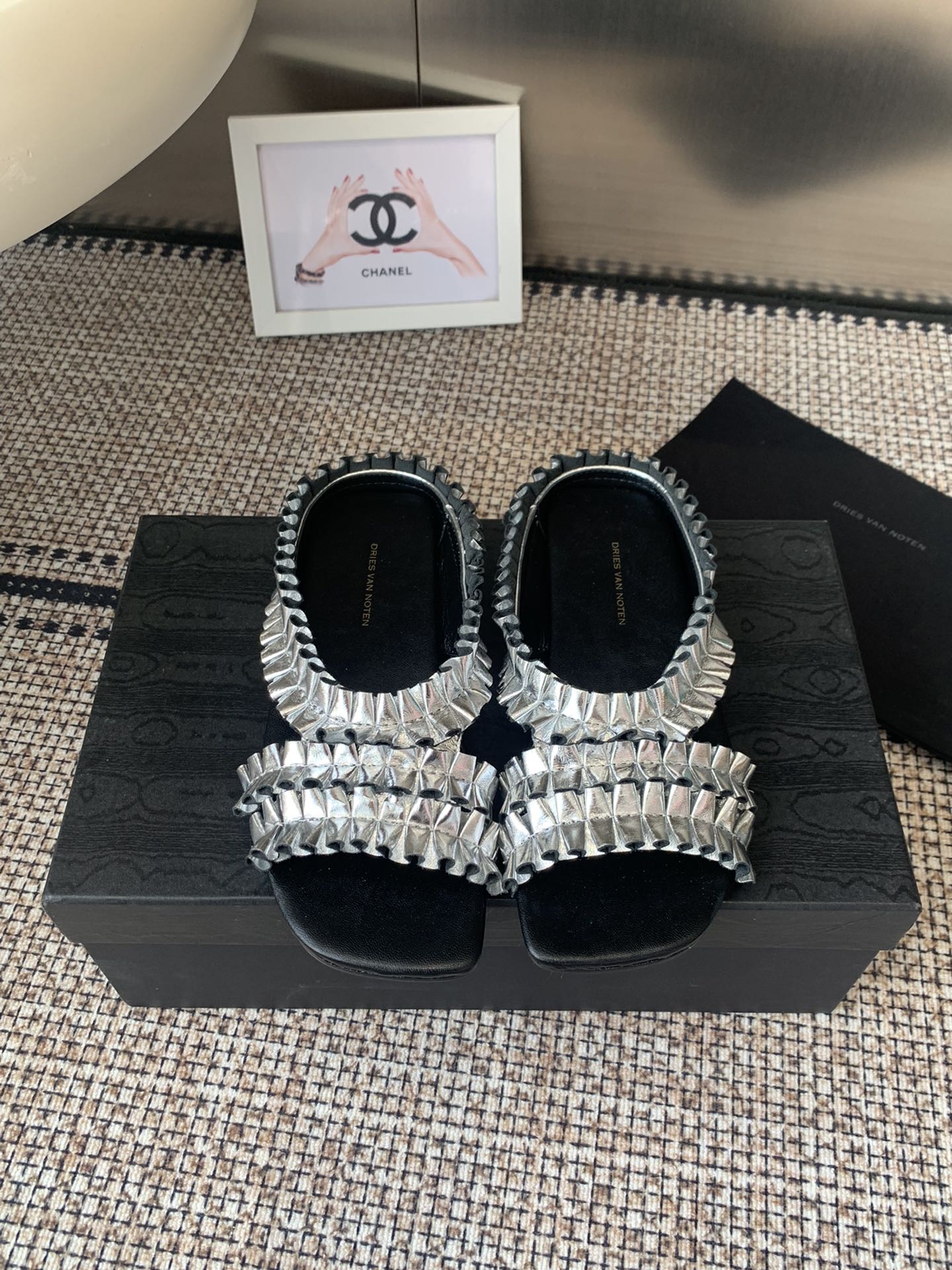 NO:511933,Dries Van Notens New Product, genuine leather pleated striped metal wind sandals, unlocking the summer fashionable password, just look at this pair of metal wind sandals, Italian original custom leather sole, the whole pair of shoes is purchased and developed and created by Zp, all customized materials, exclusive mold opening sole, details are shipped together, and even the packaging is the same as the genuine one. Size: 35-40 (40 custom made, no return or replacement), slippers, slippers19860909Dries Van Noten ss 新品,真皮褶皱饰带金属风凉拖,解锁夏日时髦密码,就看这双金属风凉拖 ,意大利原版定制真皮皮大底 整双鞋子采购Zp开发打造,全部定制材料,独家开模大底,细节全部对版出货,连包装也做到跟正品一样 码数:35-40（40订做不退不换）,拖鞋,slippers,Women's Shoes