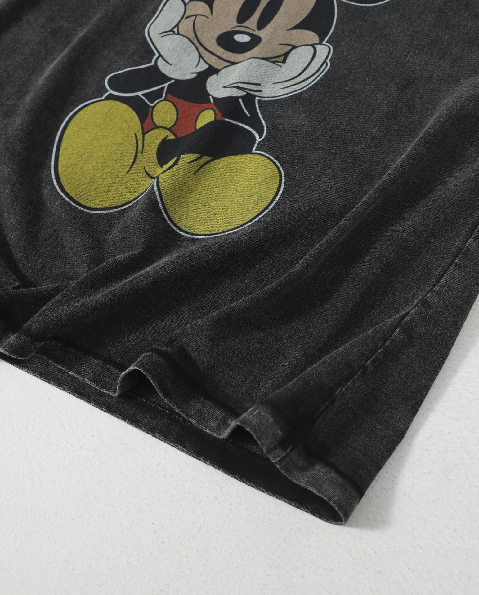 💰120包邮
Saint Michael X Mickey 米奇联名25SS限定水洗做旧重磅高街短袖 情侣款
重磅好货来袭,重工成衣水洗,高端白墨数码直喷印花工艺,完美的天地针走线Cleanfit版型,潮咖男女上身帅爆了!优选32支260g优质长绒棉面料,表面蚀毛工艺处理,面料本身颜色为活性黑,经过重工石磨水洗工艺,自然褪色成淡淡的水洗灰色,亲肤舒适,挺阔有型,十分高级且更有质感!精工裁剪,重工天地针车工走线,宽松的Cleanfit阔版版型,上身显高显瘦,百搭任何身材,妹子可完美驾驭小码,完全不挑人。印花细节方面采用进口椭圆机白墨打底数码直喷印花,环保的印料完全渗进棉料里,透气性好,上身保证不闷热。原版开模,多次打板最终达到清晰细腻的图案效果,加之重磅洗水做旧工艺,复古高级感爆棚,区别普通印花。百分百的重工好货,小哥哥小姐姐出街搭配,自留必备,强烈推荐~
Size: S M L XL
肩宽 胸围 衣长
S 54 120 71
M 56 124 73
L 58 128 75
XL 60 132 77