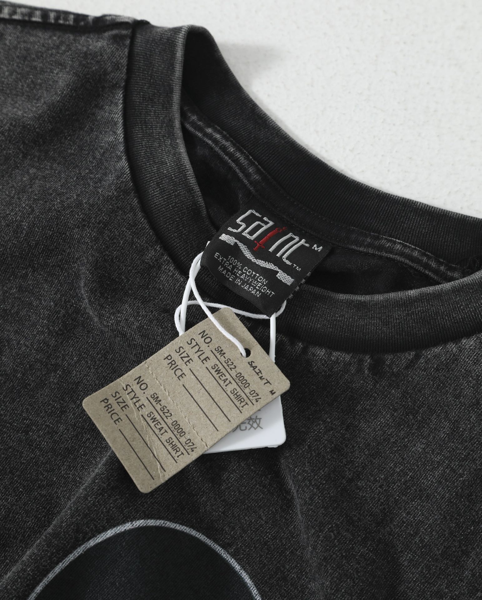 💰120包邮
Saint Michael X Mickey 米奇联名25SS限定水洗做旧重磅高街短袖 情侣款
重磅好货来袭,重工成衣水洗,高端白墨数码直喷印花工艺,完美的天地针走线Cleanfit版型,潮咖男女上身帅爆了!优选32支260g优质长绒棉面料,表面蚀毛工艺处理,面料本身颜色为活性黑,经过重工石磨水洗工艺,自然褪色成淡淡的水洗灰色,亲肤舒适,挺阔有型,十分高级且更有质感!精工裁剪,重工天地针车工走线,宽松的Cleanfit阔版版型,上身显高显瘦,百搭任何身材,妹子可完美驾驭小码,完全不挑人。印花细节方面采用进口椭圆机白墨打底数码直喷印花,环保的印料完全渗进棉料里,透气性好,上身保证不闷热。原版开模,多次打板最终达到清晰细腻的图案效果,加之重磅洗水做旧工艺,复古高级感爆棚,区别普通印花。百分百的重工好货,小哥哥小姐姐出街搭配,自留必备,强烈推荐~
Size: S M L XL
肩宽 胸围 衣长
S 54 120 71
M 56 124 73
L 58 128 75
XL 60 132 77