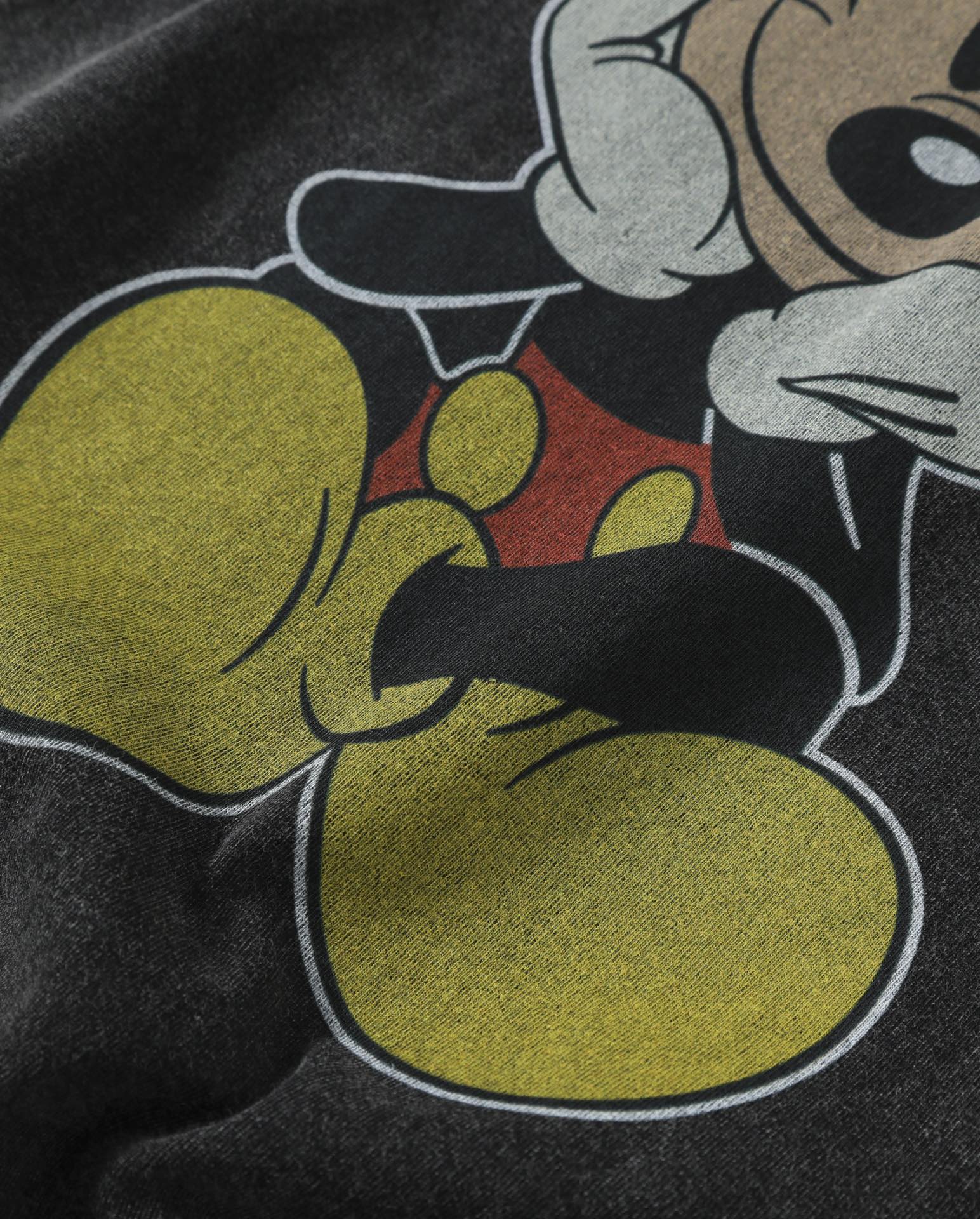 💰120包邮
Saint Michael X Mickey 米奇联名25SS限定水洗做旧重磅高街短袖 情侣款
重磅好货来袭,重工成衣水洗,高端白墨数码直喷印花工艺,完美的天地针走线Cleanfit版型,潮咖男女上身帅爆了!优选32支260g优质长绒棉面料,表面蚀毛工艺处理,面料本身颜色为活性黑,经过重工石磨水洗工艺,自然褪色成淡淡的水洗灰色,亲肤舒适,挺阔有型,十分高级且更有质感!精工裁剪,重工天地针车工走线,宽松的Cleanfit阔版版型,上身显高显瘦,百搭任何身材,妹子可完美驾驭小码,完全不挑人。印花细节方面采用进口椭圆机白墨打底数码直喷印花,环保的印料完全渗进棉料里,透气性好,上身保证不闷热。原版开模,多次打板最终达到清晰细腻的图案效果,加之重磅洗水做旧工艺,复古高级感爆棚,区别普通印花。百分百的重工好货,小哥哥小姐姐出街搭配,自留必备,强烈推荐~
Size: S M L XL
肩宽 胸围 衣长
S 54 120 71
M 56 124 73
L 58 128 75
XL 60 132 77
