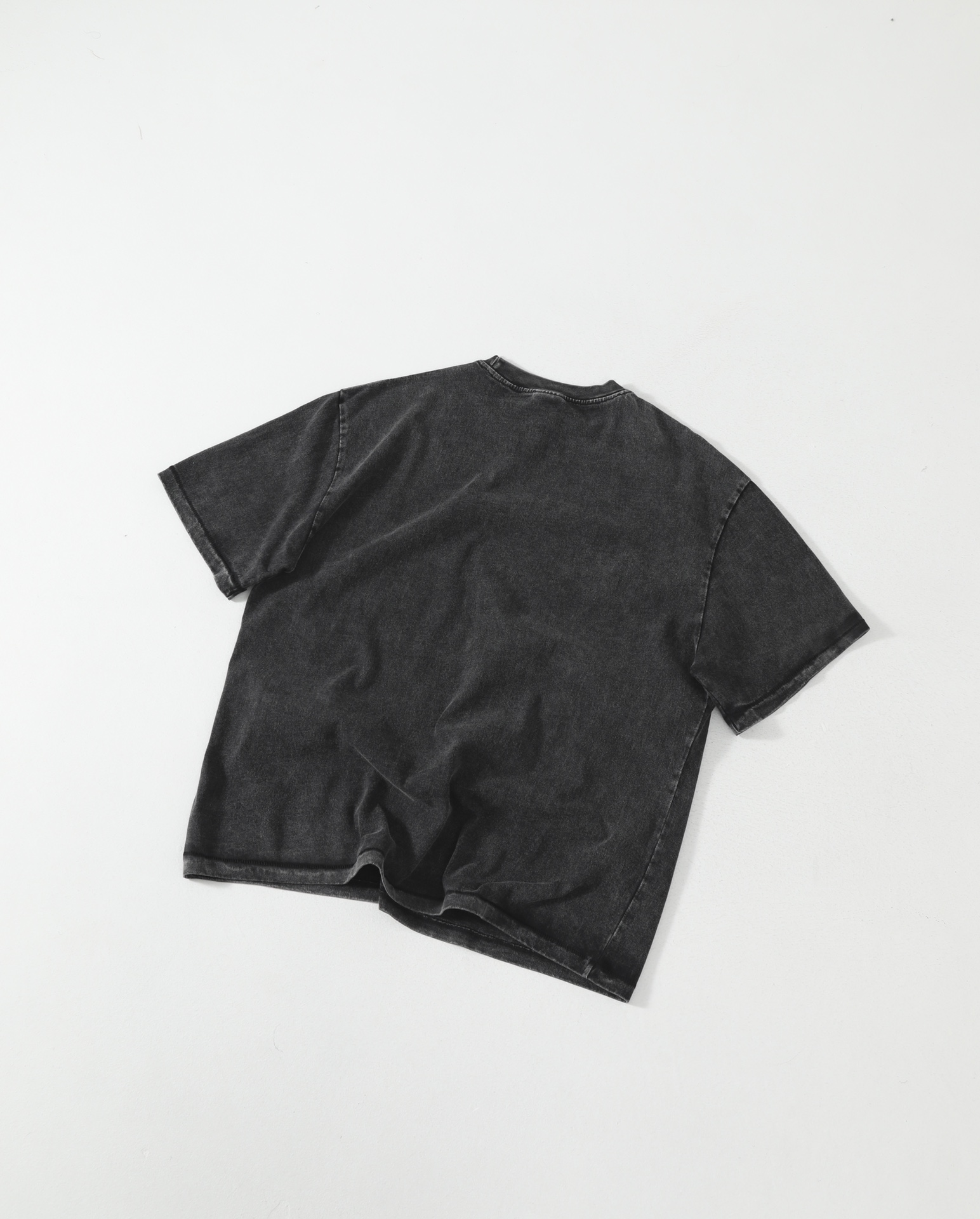 💰120包邮
Saint Michael X Mickey 米奇联名25SS限定水洗做旧重磅高街短袖 情侣款
重磅好货来袭,重工成衣水洗,高端白墨数码直喷印花工艺,完美的天地针走线Cleanfit版型,潮咖男女上身帅爆了!优选32支260g优质长绒棉面料,表面蚀毛工艺处理,面料本身颜色为活性黑,经过重工石磨水洗工艺,自然褪色成淡淡的水洗灰色,亲肤舒适,挺阔有型,十分高级且更有质感!精工裁剪,重工天地针车工走线,宽松的Cleanfit阔版版型,上身显高显瘦,百搭任何身材,妹子可完美驾驭小码,完全不挑人。印花细节方面采用进口椭圆机白墨打底数码直喷印花,环保的印料完全渗进棉料里,透气性好,上身保证不闷热。原版开模,多次打板最终达到清晰细腻的图案效果,加之重磅洗水做旧工艺,复古高级感爆棚,区别普通印花。百分百的重工好货,小哥哥小姐姐出街搭配,自留必备,强烈推荐~
Size: S M L XL
肩宽 胸围 衣长
S 54 120 71
M 56 124 73
L 58 128 75
XL 60 132 77