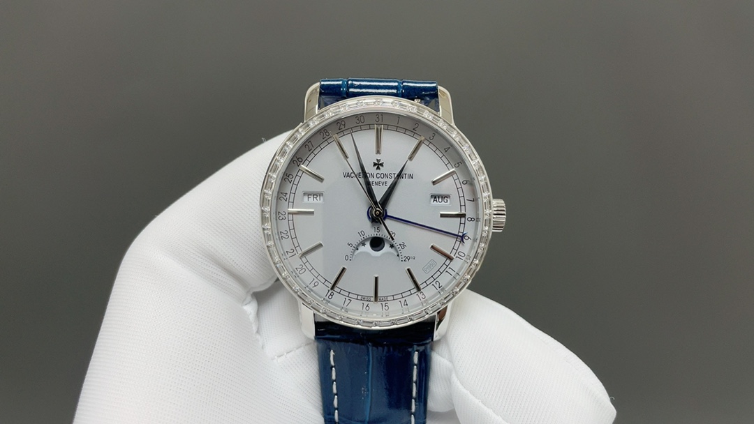 NO:393173,19860909【周月轮回分秒轮转】   KM 江诗丹顿 Traditionnelle 传袭系列全日历腕表【型号】4010T/O00R-B344/B/B【表壳】腕表直径41mm,厚度12.9mm,阶梯式圆形表壳和表耳、凹槽底盖.经过抛光打磨精修,星现出无与伦比的质感；【表盘】轨道式分钟刻度園以及太妃式时针和分针,保留了江诗丹顿独创的标志性日历显示.星期和月份视窗对称分布于表盘两侧,表盘外围的数宇表圈为日历显示.由一根优雅的黑色月牙指针轻轻托起,方便读取.巧思的设计打破表盘的沉闷感.这一布局清晰地展现了 6点位的精密月相显示.在彰显灵动魅力的同时,也尽显复杂机械的别致美感.【机芯】进口机芯自主研发 自动上链机芯.不惜成本历时两年,多次修改机芯模具参数、几经修改终于真正做极致的完美,,vacheron,Watch