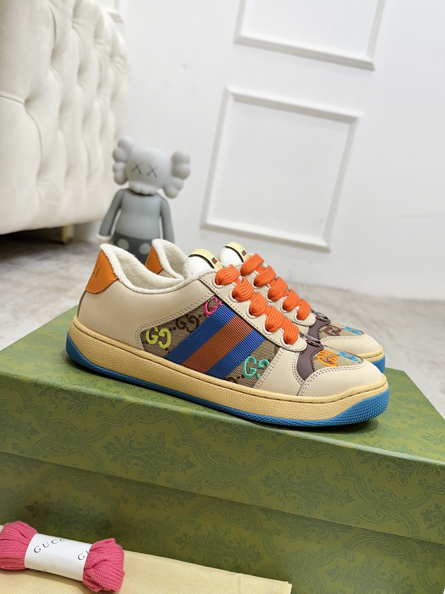 NO:545475,Gucci ———A new upgraded Gucci small dirty shoes couple model 25 early spring new model...GG series old casual dirty shoes catwalk original development and purchasing level version...Metal double G crystal cylindrical mark...Gucci original webbing...Exclusive colored cowhide fabric, original towel fabric is delicate, softer, more comfortable and breathable, private molded steel stamping two-color original TPU sole (lower layer wide, upper layer narrow) spot, matching packaging...35-40/39-44 regular size women's model, casual shoes/sports shoes, gucci, sneakers, cowhide19860909Gucci———全新升级Gucci小脏鞋情侣款 25早春新款……GG系列做旧休闲小脏鞋走秀款 原版开发代购级别版本……金属双G水晶圆柱形标……Gucci原版纹织带…… 专属擦色牛皮面料,原版毛巾布里细腻柔软更舒适透气,私模钢印双色原版TPU大底(下层宽,上层窄) 现货,配套包装……35—40/39—44正码 女款 男款,休闲鞋/运动鞋,gucci,sneakers,cowhide,Women's Shoes