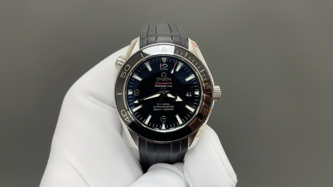 Omega 欧米茄 海马系列1948限量款 V6版本【机芯】:2824机芯（同真品一致的机芯）【表壳】:316L不锈钢 全程CNC加工【表圈】:韩国进口陶瓷粉烧胚液态金属陶瓷圈【镜面】:蓝宝石水晶玻璃 双层空气镀膜+淡蓝色镀膜【表带】:316L精钢散件 拉丝工艺彰显品质【表盘】:0