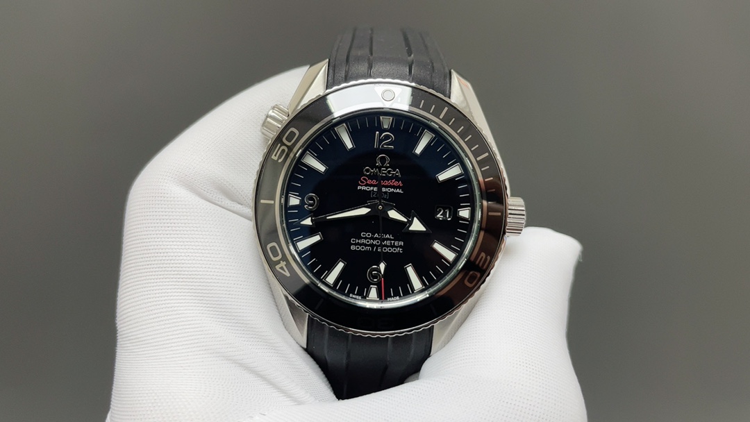 Omega 欧米茄 海马系列1948限量款 V6版本【机芯】:2824机芯（同真品一致的机芯）【表壳】:316L不锈钢 全程CNC加工【表圈】:韩国进口陶瓷粉烧胚液态金属陶瓷圈【镜面】:蓝宝石水晶玻璃 双层空气镀膜+淡蓝色镀膜【表带】:316L精钢散件 拉丝工艺彰显品质【表盘】:0