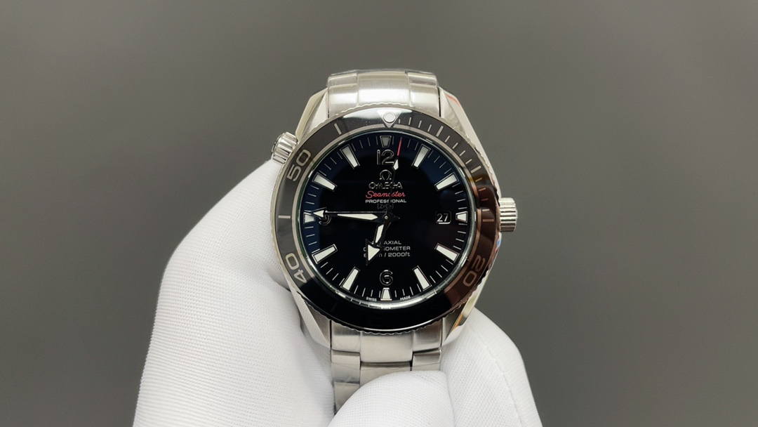 NO:339658,Tape Steel belt Omega V6 upgraded version Haima series limited edition V6 version [Movement]: 2824 movement (the same movement as the authentic product) [Case]: 316L stainless steel Full CNC processing [Bezel]: South Korea imported ceramic powder burned liquid metal cermet ring [Mirror]: sapphire crystal glass Double-layer air coating + light blue coating [String]: 316L stainless steel loose parts Wire drawing process demonstrates quality [Dial]: 0.4mm Korean imported ceramic + 0.3mm copper bottom splicing, and then use laser to punch hundreds of holes on 0.4mm ceramic sheets, and ensure that the ceramic surface will not break. [Word nail]: The word nail is more three-dimensional than before. The filling method of luminous protrusions has also broken through the technical difficulties, omega19860909胶带 钢带 欧米茄V6升级版本 海马系列限量款 V6版本【机芯】:2824机芯（同真品一致的机芯）【表壳】:316L不锈钢 全程CNC加工【表圈】:韩国进口陶瓷粉烧胚液态金属陶瓷圈【镜面】:蓝宝石水晶玻璃 双层空气镀膜+淡蓝色镀膜【表带】:316L精钢散件 拉丝工艺彰显品质【表盘】:0.4mm韩国进口陶瓷+0.3mm铜底拼接,再使用激光在0.4mm的陶瓷片上打孔数百个,又要保证陶瓷面不会碎裂.【字钉】:字钉相对之前 更为立体 夜光凸起的填充方式也突破了技术难关,,omega,Watch