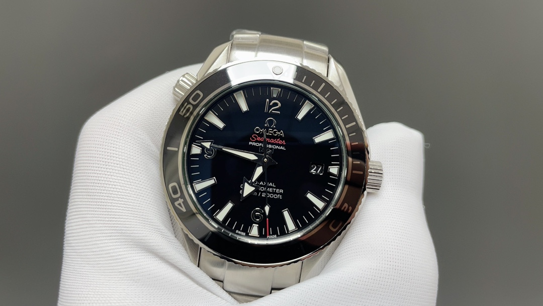 Omega 欧米茄 海马系列1948限量款 V6版本【机芯】:2824机芯（同真品一致的机芯）【表壳】:316L不锈钢 全程CNC加工【表圈】:韩国进口陶瓷粉烧胚液态金属陶瓷圈【镜面】:蓝宝石水晶玻璃 双层空气镀膜+淡蓝色镀膜【表带】:316L精钢散件 拉丝工艺彰显品质【表盘】:0