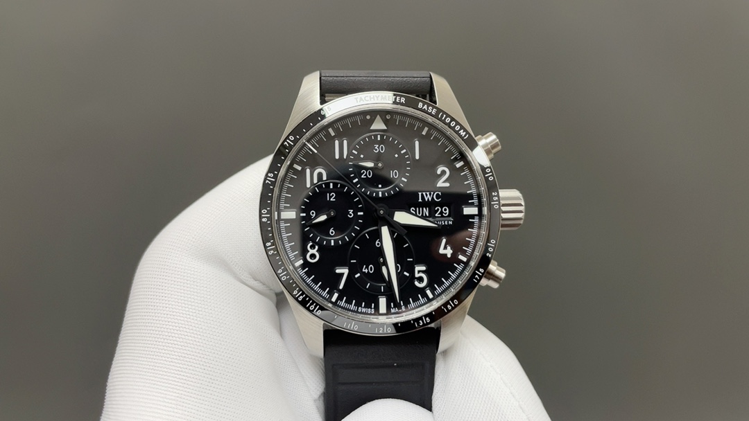 NO:393187,TW's new model exclusive research and development, IWC Pilot Series!  The latest version of the original model is opened in the market, and the excellence is kept. ① The watch uses a new model opened in 316 stainless steel, with a size of 41mm and a bandwidth of 20MM. ② In addition to having an extremely eye-catching speed measurement ceramic ring port, these two flying meters have high performance. In order to further strengthen their dynamic racing genes, not only the scale and Arabic numeral hour markers have changed from the printing form of conventional flying meters to the same inlay style as the Dafei G63, but all the time markers, pointer frames and dials use bright black decorations that perfectly echo the shiny speed measurement ring. The addition of bright black is very obvious to make the high performance of the flying meters look more refined and advanced. In addition, the three small dials not only divide the digital area and scale, but the scale rings on the outer side also specifically increase the slope, creating a sinking feeling, thus further enhancing the exquisiteness and layering of the entire watch. ③ The movement uses Asia's bottom to replicate Wanguo's 69385 automatic winding!  The movement. The panel is polished finely and has a full three-dimensional feeling!  The case is polished by Swiss technology and then hand-drawn sand, which is full of texture. The screw-in ceramic crown and double-sided anti-reflective convex sapphire glass mirror are very thorough and can withstand sudden drops of air pressure. ④ The dial design continues the pilot's classic cockpit instrument style. The dial color has been compared and adjusted hundreds of times with the authentic ones, and it is infinitely close to the authentic ones. ⑤ The strap uses the original Frug rubber strap and the Wanguo Quick Change System (EasX-CHANGE), allowing you to change the strap without tools (steel belt and tape are switched freely). The steel strap can be removed manually!  After spending huge amounts of money to dismantle the original, its structure and details are copied one by one. It ensures the restoration of the watch. ⑥ Restores the official dial one by one, using super luminous technology, chanel, iwc19860909TW新款独家研发,万国 IWC 飞行员系列！ 市场最新版本原版开模,精益求精. ①腕表采用316精钢全新开模,尺寸为41mm表带宽度为20MM. ②除了拥有极为醒目的测速陶瓷圈口,这两款飞计高性能为了进一步强化其动感的赛车基因,不仅刻度与阿拉伯数字时标由常规飞计的印刷形式,变为了和大飞G63相同的镶嵌式,并且所有时标、指针的边框和表盘都采用了与闪亮测速圈完美呼应的亮黑色装饰,亮黑色的加入非常明显的让飞计高性能看起来更加的精致和高级,另外,三个小表盘不仅将数字区域和刻度进行了分区,外围的刻度环还特别增加了坡度,营造出了下沉的感觉,从而进一步增强了整表的精致度和层次感. ③机芯采用Asia透底复刻万国的69385自动上链！ 机芯.面板打磨精细,立体感十足！表壳采用瑞士工艺打磨之后再手工拉沙,质感十足.旋入式的陶瓷表冠,双面防反光凸状蓝宝石玻璃表镜,非常透彻,可抵受骤降气压. ④表盘设计延续飞行员经典的驾驶舱仪表盘风格,表盘颜色经过上百次与正品对比调教,已经无限接近正品. ⑤表带采用原版弗橡胶表带搭配万国快速更换系统（EasX-CHANGE), 让你无需工具徒手即可更换表带（钢带和胶带自由切换）钢带都是手动可以快拆的！斥巨资拆解原装后其结构以及细节逐一复制.极高的保证了腕表的还原度. ⑥一比一还原官方表盘,采用超级夜光工艺技术,,chanel,iwc,Watch