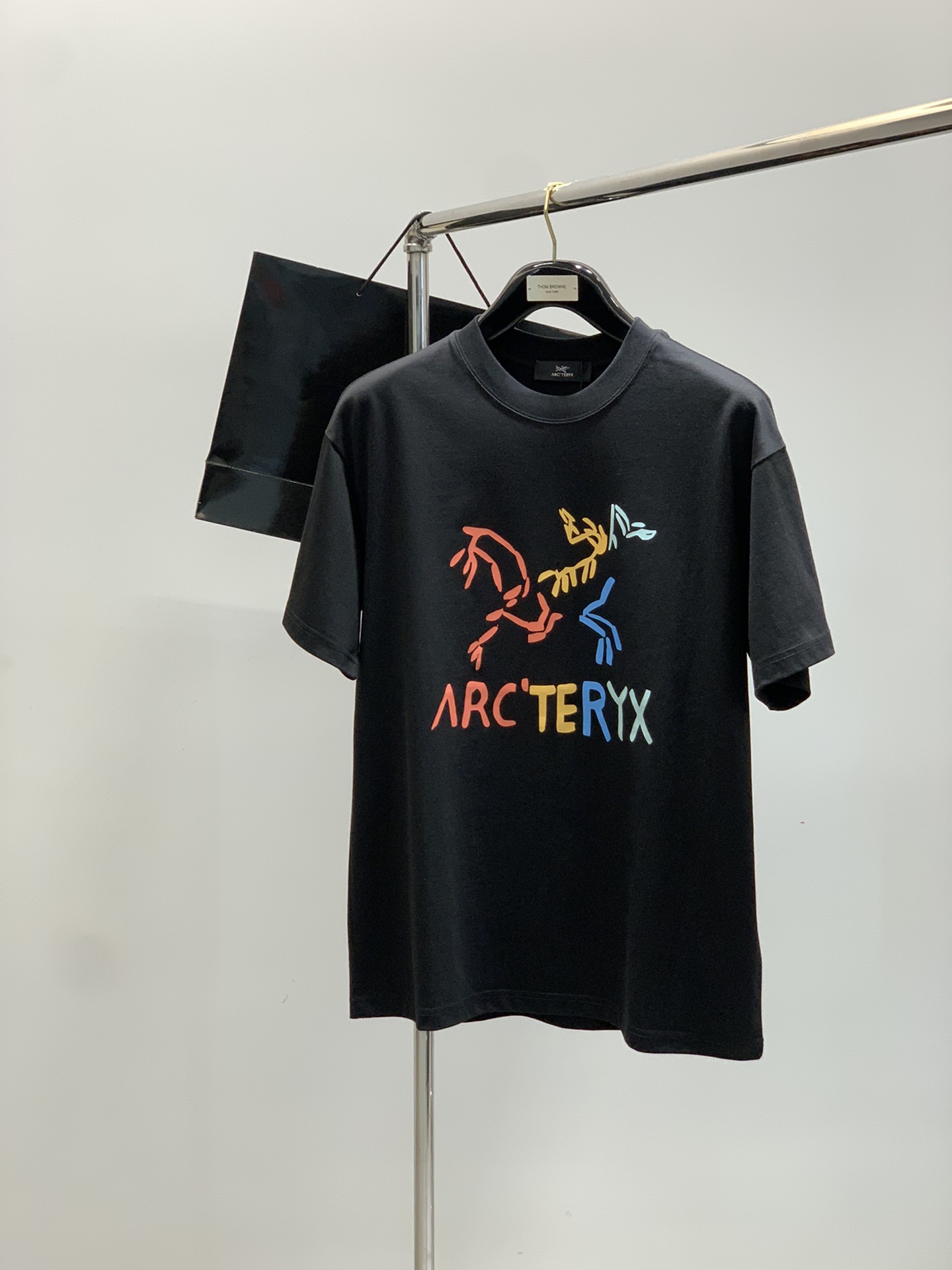 NO:424750,,ARCTERYX Archaeoptera bird, new summer AW products, fashionable and casual round neck short-sleeved T-shirts, available at the same time for counters, original singles, imported original fabrics, extremely complex craftsmanship, fairly elegant and fashionable visuals, noble and elegant, from the main fabric to the detailed craftsmanship, showing the ingenuity of fashion, 2 colors recommendations, codes S-3XL, arc'teryx, T-shirt,tees, t-shirt, alexander wang19860909,ARCTERYX 始祖鸟,夏季AW新品,时尚休闲圆领短袖T恤,专柜同步有售,原单狠货,进口原版面料,工艺极度复杂,视觉相当雅致时髦,高贵而优雅,从主体面料到细节工艺,彰显时装的匠心所在,2色推荐,码数S-3XL,arc'teryx,T-shirt,tees，t-shirt,alexander wang,Men's clothing