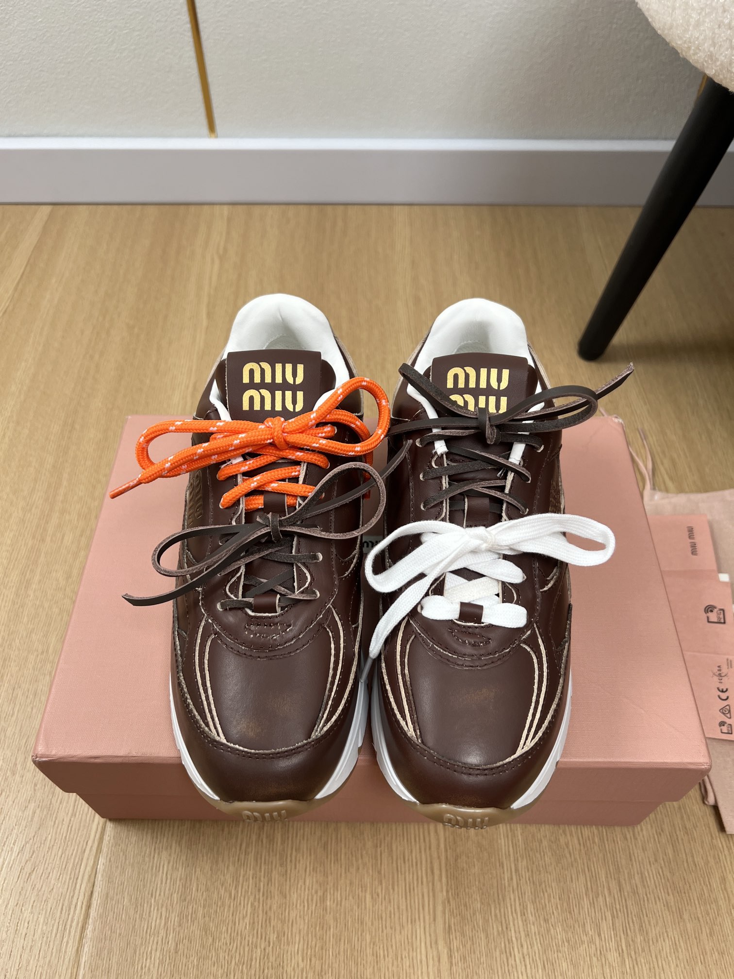 NO:408552,MiuMiu | 2025 Miu Home 2025 Spring and Summer New Products, the latest hot-selling antique color-blocking thick-soled casual shoes series, fashionable, simple and high-quality, casually matched, very light and comfortable to wear on the feet, the main recommendation this year is fashionable, simple and high-quality, casually matched, very comfortable to wear on the feet, must-have for the year!  Original purchase and development Making Miu Home's latest hit, avant-garde and bold design, Miu logo style is integrated into the simple lines of this leather sneaker. The unique logo is decorated on the tongue and back of the shoe, embellished with retro design. Imported cowhide/beef + net with imported silk sheepskin + breathable net with imported insole imported breathable net with large sole original open mold two-color outsole shoe thickness 3.5cm digit 35-41 (40.41 customization) Packaging original packaging, casual shoes/sports shoes, miumiu, sneakers, cowhide, sheepskin19860909MiuMiu缪缪 | 2025 miu家2025春夏新品 专柜最新爆款做旧拼色厚底休闲鞋系列 时尚 简约高级 随意搭配 上脚非常轻便舒适 今年主推款 时尚 简约高级 随意搭配 上脚非常舒适,年度必入款！原版购入开发 做货 miu家最新爆款 前卫大胆的设计 Miu logo 风格融于此款皮革运动鞋的简约线条.别致徽标饰于鞋舌与背面,点缀复古设计. 鞋面进口牛皮/牛猄+网 内里进口丝绸羊皮+透气网 鞋垫进口透气网 大底原版开模双色大底 鞋厚3.5cm 码数35-41（40.41定制） 包装原版包装,休闲鞋/运动鞋,miumiu,sneakers,cowhide,sheepskin,Women's Shoes