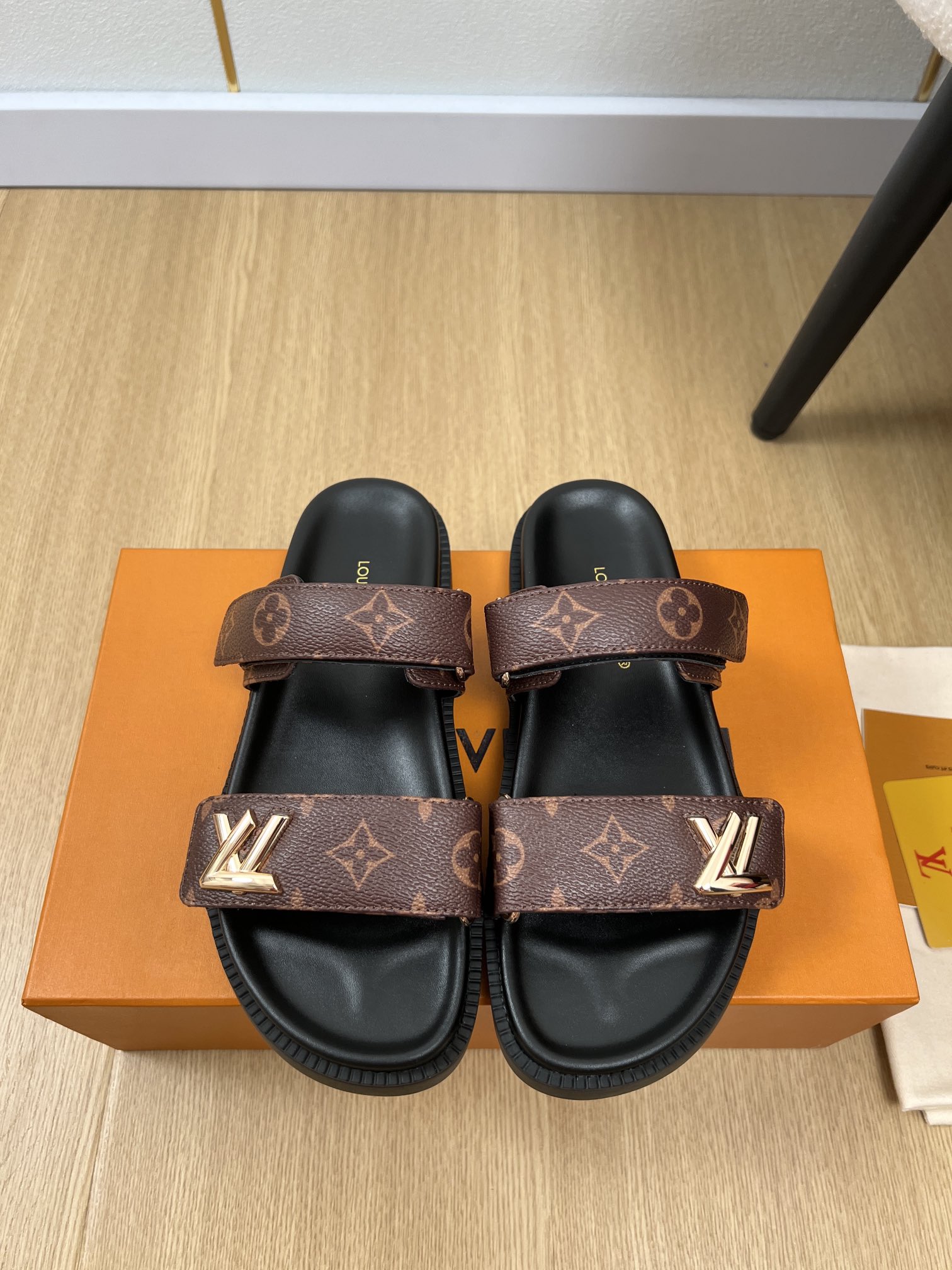 NO:408549,Louis Vuitton | 2025 L Home 2025 Spring and Summer New Products The counter focuses on the latest spring and summer preschool sandals series. The classic and popular sandals of this sandals are full of details and texture, and the details add exquisite strokes. Classic and versatile, the details are perfect and impeccable, and the feet are super good-looking. A must-have item for fashionable home travel, a style that cannot be missed this summer, the quality is as always, and the details are impeccable. Upper imported presbyop/denimger skin, inner sheepskin footbed cowhide, outsole original molded rubber non-slip sole size 35-41 (40.41 customized) original packaging packaging slippers sandals, slipper sandals, louis vuitton, louis vuitton, louis vuitton, louis vuitton, louis vuitton, louis vuitton, louis vuitton, louis vuitton, louis vuitton, louis vuitton, louis vuitton, louis vuitton, louis vuitton, louis vuitton, louis vuitton, louis vuitton, louis vuitton, louis vuitton, louis vuitton, louis vuitton, louis  vuitton, sandals, slippers, cowhide, sheepskin19860909Louis Vuitton 路易威登 | 2025 L家2025春夏新品 专柜主打春夏最新款老花凉拖鞋系列 驴家经典爆款,本款凉拖鞋细节质感满满,细节再添考究笔触.经典百搭,细节完美无可挑剔,上脚超级好看 时尚居家旅行必备单品,这个夏天不可错过的款式 ,品质一如既往,细节无可挑剔. 鞋面进口老花/牛仔面 内里羊皮 垫脚牛皮包边 大底原版开模橡胶防滑大底 码数35-41（40.41 定制） 包装原版包装 拖鞋 凉鞋,拖鞋凉鞋,louis vuitton,louis vuitton,louis vuitton,louis vuitton,louis vuitton,sandals,slippers,cowhide,sheepskin,Women's Shoes
