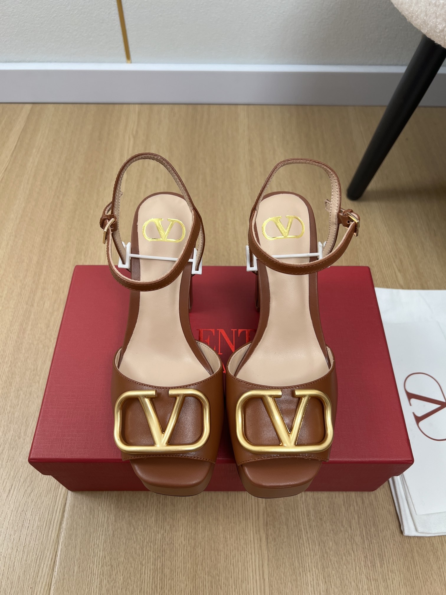 NO:408572,Valentino | 2025 V Home 2025 Spring and Summer New Products, New V-style Fish Mouth Water Table Heel Sandals Series, Thai pants are spicy!  A magical artifact. The mid-heel design looks good without being tired. The deep-mouth design combination highlights the brand's unique design style. Luxury and fashionable. Extremely recognizable. The exquisite round head. The side arc is perfect. The taste of the side arc is particularly pure. The celebrity temperament is full of feminineness. The foot feels full. It really needs versatile shoes in summer. It looks good no matter how you match it. The casual and high-end feel is also great. It is fashionable and fashionable. The rhinestone matching design perfectly blends the joy of playing and elegance. Wear it and dance a cheerful swing dance. Imported cowhide on the upper, inner sheepskin, footbed sheepskin, outsole, imported Italian leather outsole. Heel height 3.5cm, rear 11cm, size 35-41 (customized for 40.41)  Light buckle drill buckle, high heels sandals, valentino, valentino, sandals, high heels, cowhide, sheepskin, Leather soles19860909Valentino 华伦天奴 | 2025 V家2025春夏新品 专柜新款大V扣鱼嘴水台粗跟凉鞋系列 泰裤辣！妥妥神器一枚 中跟设计穿上好看又不会累,深口设计搭配彰显了品牌独有的设计风格 奢华时尚 极有辨识度 精致的圆头 侧身弧线完美味儿特别纯正 名媛气质女人味十足,脚感满分夏天真的太需要百搭鞋了,怎么搭配都好看,随意且高级的感觉舒适度也很棒,搭配各种裤子,潮爆了 超好看百搭 水钻搭配设计完美融合在俏皮和优雅问无缝切换的快乐,穿上它跳起欢快的摇摆舞吧 鞋面进口牛皮 内里羊皮 垫脚羊皮 大底意大利进口真皮大底 跟高前3.5cm 后11cm 码数35-41（40.41定制） 光扣钻扣,高跟鞋凉鞋,valentino,valentino,sandals,high heels,cowhide,sheepskin,Leather soles,Women's Shoes