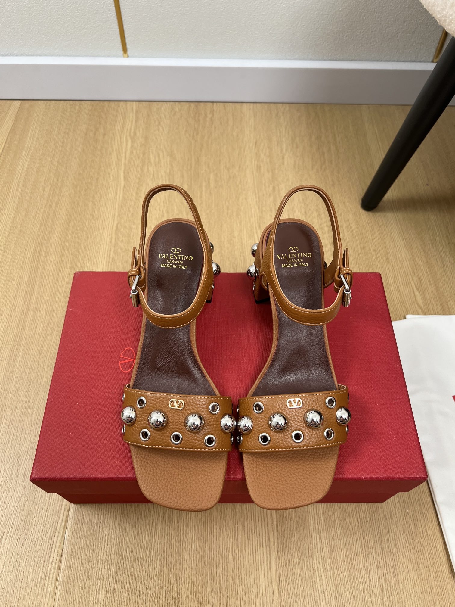 NO:408575,Valentino | 2025 V Home 2025 Spring and Summer New Products, New Counter One-Strip Thick Heel Sandals Series, Thai pants are spicy!  A magical artifact. The mid-heel design looks good without being tired. The deep-mouth design combination highlights the brand's unique design style. Luxury and fashionable. Extremely recognizable. The exquisite round toe. The side arc is perfect and tastes very pure. The celebrity temperament is full of feminineness. The foot feels full of summer. It really needs versatile shoes. It looks good no matter how you match it. The casual and high-end feel is also great. It is fashionable and fashionable. The rhinestone matching design perfectly blends the joy of playfulness and elegance. Wear it and dances happily. The upper imported cowhide/beef tiles. Inner sheepskin. Foot-pad sheepskin. Outsole imported Italian leather outsole. Heel height 6.5cm. Size 35-42 (40.41.42 customization), high heel sandals, valentino, valentino, sandals, high  heels, cowhide, sheepskin, Leather soles19860909Valentino 华伦天奴 | 2025 V家2025春夏新品 专柜新款一字带粗跟凉鞋系列 泰裤辣！妥妥神器一枚 中跟设计穿上好看又不会累,深口设计搭配彰显了品牌独有的设计风格 奢华时尚 极有辨识度 精致的圆头 侧身弧线完美味儿特别纯正 名媛气质女人味十足,脚感满分夏天真的太需要百搭鞋了,怎么搭配都好看,随意且高级的感觉舒适度也很棒,搭配各种裤子,潮爆了 超好看百搭 水钻搭配设计完美融合在俏皮和优雅问无缝切换的快乐,穿上它跳起欢快的摇摆舞吧 鞋面进口牛皮/牛猄 内里羊皮 垫脚羊皮 大底意大利进口真皮大底 跟高6.5cm 码数35-42（40.41.42定制）,高跟鞋凉鞋,valentino,valentino,sandals,high heels,cowhide,sheepskin,Leather soles,Women's Shoes