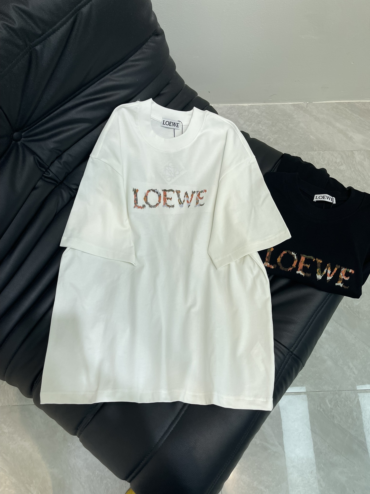 NO:426379,Loew*25 new oil painting embroidered short-sleeved T-shirt. Customized pure cotton fabric is breathable and comfortable. The jacquard embroidery on the chest is simple and unique. The straight-cut style is more suitable for matching with various trendy and fashionable styles. The same style for men and women!  S-XL, loewe, T-shirt,tees, t-shirt,alexander wang19860909Loew*25新款油画字刺绣短袖T恤.定制纯棉面料透气舒适.胸前字母提花刺绣,简洁而富有独特魅力.直裁版型更为适合搭配各种潮流时尚造型.男女同款！S-XL,,loewe,T-shirt,tees，t-shirt,alexander wang,Women's clothing