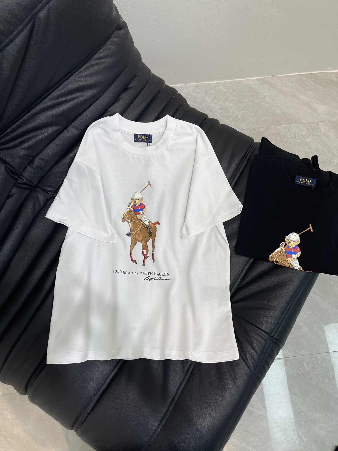 NO:426400,Ralph Laure*polo25 new old Qianfeng Lav Raf riding bear short-sleeved T-shirt, pure cotton fabric, high-end printing, the style is a regular version of the shoulder-length loose version, the chest bear riding printing is very exquisite, a niche Raf T-shirt that is difficult to wear the same color. SML,,loro piana,T-shirt,tees,t-shirt,alexander wang19860909Ralph Laure*polo25新款老钱风拉夫骑马小熊短袖T恤 纯棉面料、高级感印花 版型是正肩宽松常规版 胸前小熊骑马印花处理的都很精致 很难撞衫的一款小众拉夫T 颜色黑色/白色 尺码SML,,loro piana,T-shirt,tees，t-shirt,alexander wang,Women's clothing