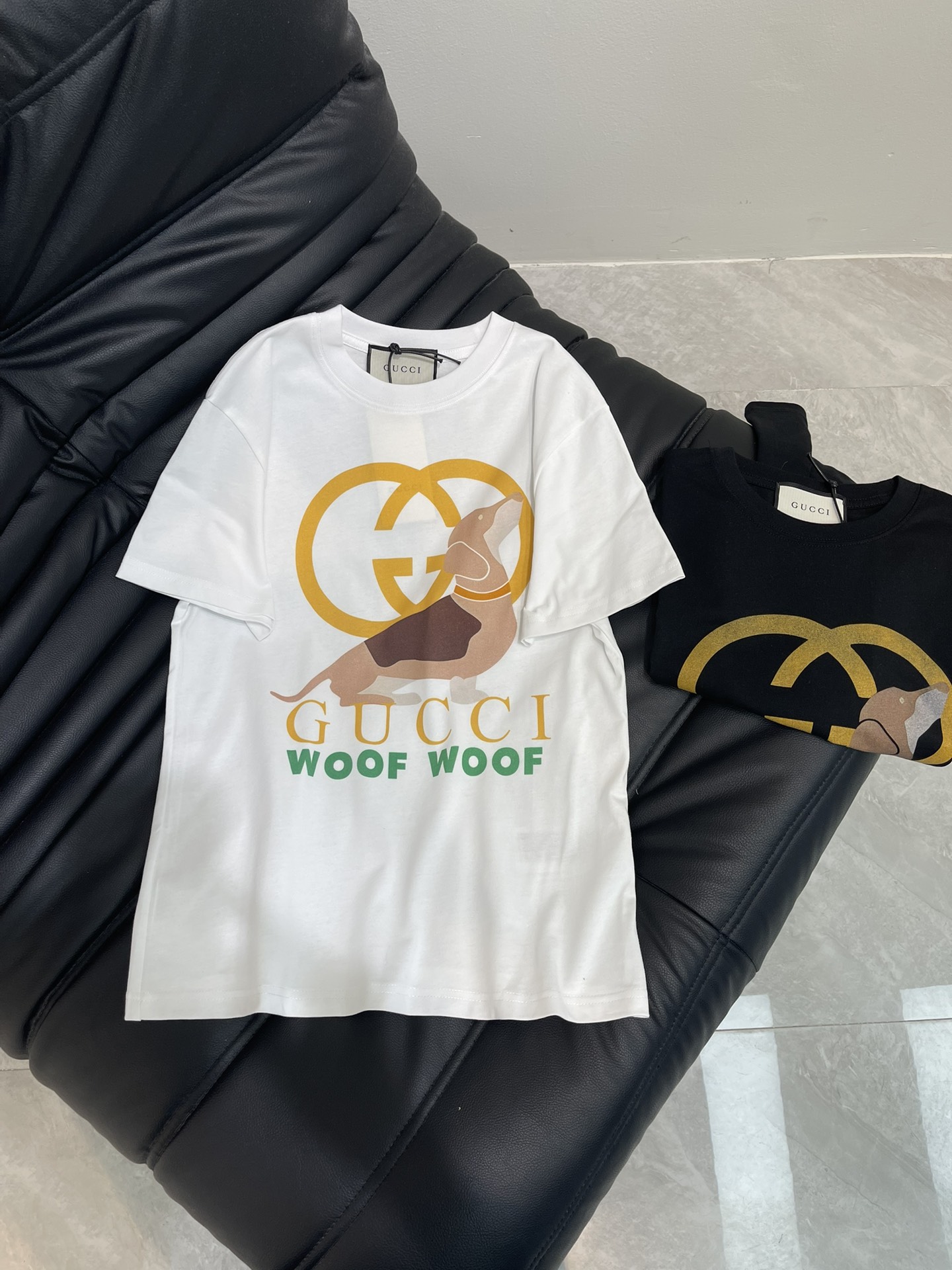 NO:425583,Gucc*25 spring and summer new GG dachshund dog printed short-sleeved T-shirt. Imported pure cotton fabric, classic fit style versatile and not picky, and the upper body is very beautiful!  SML, gucci, T-shirt,tees,t-shirt,alexander wang19860909Gucc*25春夏新款GG腊肠狗印花短袖T恤.进口纯棉面料,经典合身版型百搭不挑人,上身非常漂亮！SML,,gucci,T-shirt,tees，t-shirt,alexander wang,Women's clothing