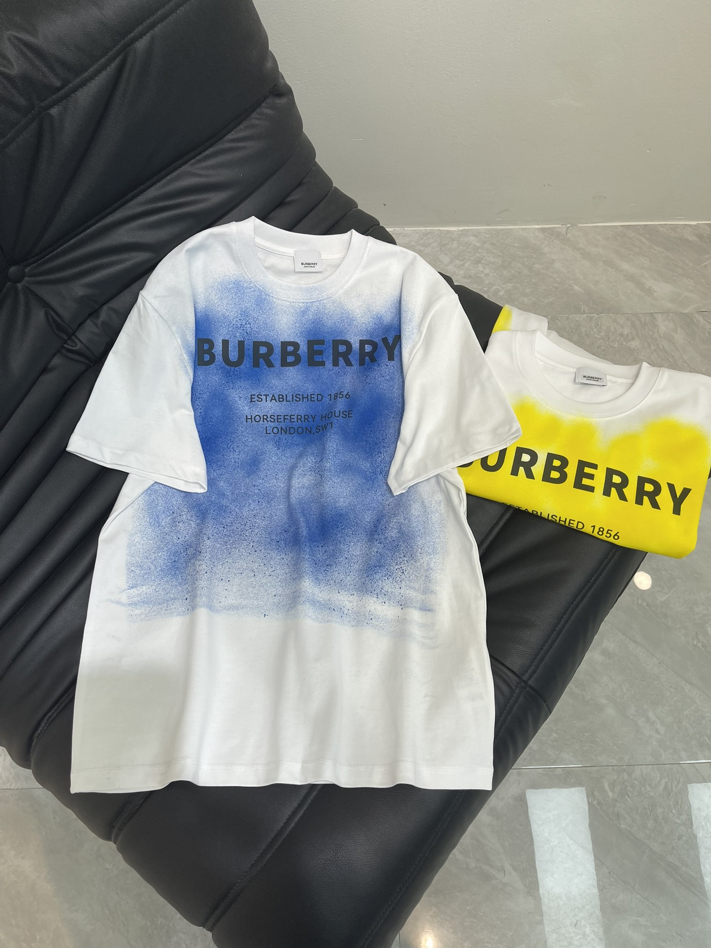 NO:425578,Burberr*25 spring and summer new heavy industry inkjet printed letter short-sleeved T-shirt. Imported pure cotton fabric, classic loose style, versatile and not picky, and the upper body is very beautiful!  SML, burberry, T-shirt,tees, t-shirt,alexander wang19860909Burberr*25春夏新款重工喷墨印花字母短袖T恤.进口纯棉面料,经典宽松版型百搭不挑人,上身非常漂亮！SML,,burberry,T-shirt,tees，t-shirt,alexander wang,Women's clothing