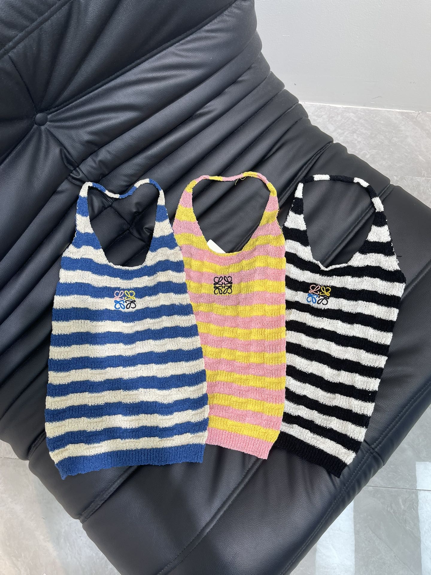 NO:425573,Loew*25 new halter neck striped knitted vest custom YB ring yarn woven elastic and comfortable breathable and easy to wear. Knitted vest cut beautify the ratio of head and shoulders to make it look slimmer. Two-color striped interwoven pattern. Retro hot girl style is strong. The totem embroidery on the chest highlights the brand's charm. The slim fit style highlights the figure. The style is playful and age-reducing. The layering effect is richer. The outfit is fashionable and fashionable. SML,,loewe,alexander wang19860909Loew*25新款挂脖条纹针织背心 定制YB圈圈纱线织造 弹力舒适 透气好穿 挂脖针织背心剪裁 美化头肩比例更显瘦 双色条纹交织图案 复古辣妹风格强烈 胸前图腾刺绣凸显品牌魅力 修身版型突显身材 风格俏皮减龄 层次效果更丰富 穿搭时髦洋气 SML,,loewe,alexander wang,Women's clothing