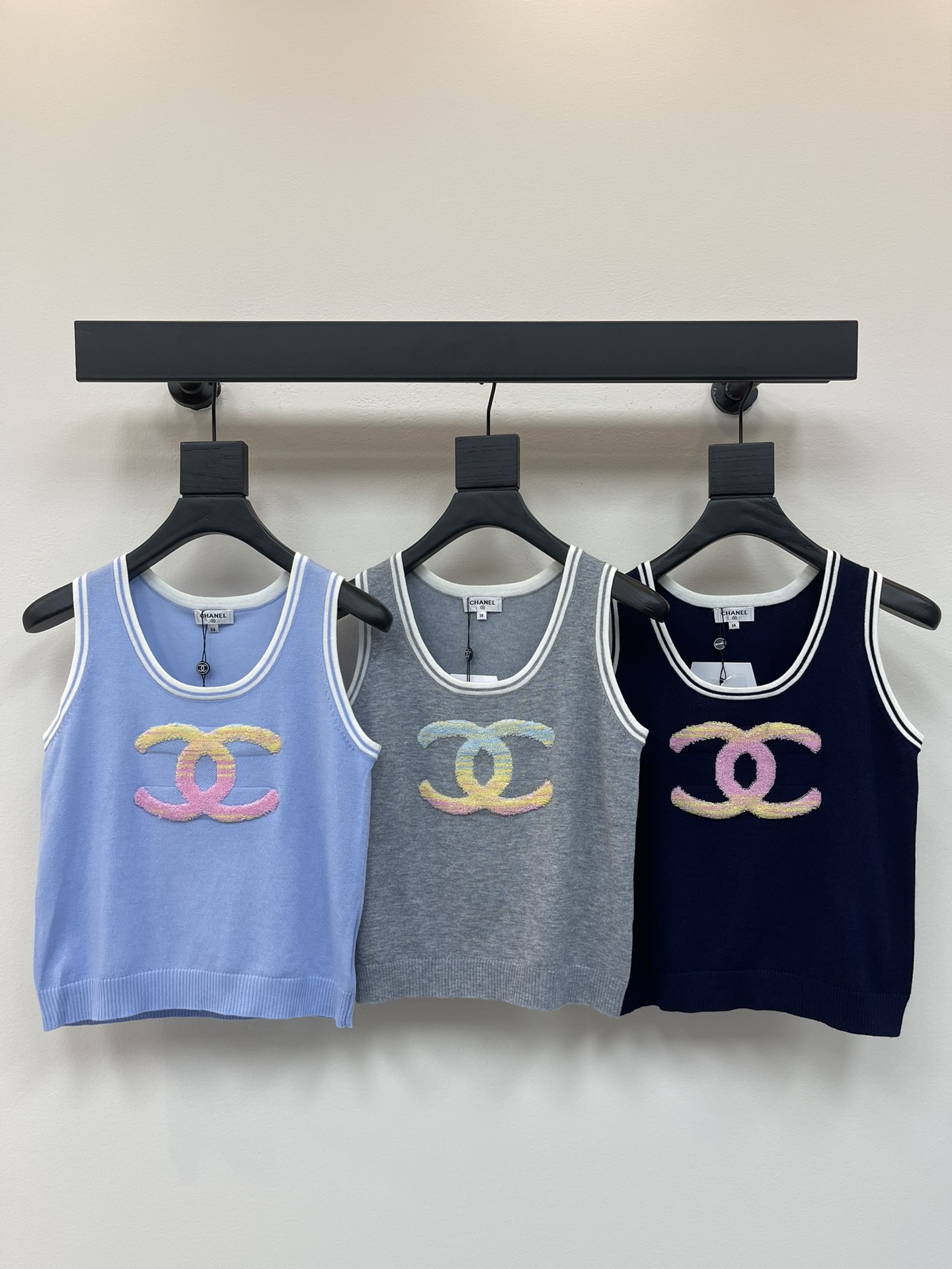 NO:425587,CHANE*25 new gradient towel embroidered double C knitted vest!  Customized YB imported blended yarn weaving, delicate texture, soft and comfortable, U-neck knitted vest cut, elastic, double C embellishment on the chest, regular style is more close to the body, and it looks slim and fashionable, slim and inclusive, showing the elegant and sweet brand tone!  SML, chanel,alexander wang19860909CHANE*25新款渐变毛巾绣双C针织背心！定制YB进口混纺纱线织造 细腻肌理 柔软舒适 U领针织背心剪裁 弹力十足 胸前品牌双C点缀 常规版型更贴身显瘦 穿出时髦气质 显瘦包容身材 展示优雅甜美的品牌调性！SML,,chanel,alexander wang,Women's clothing