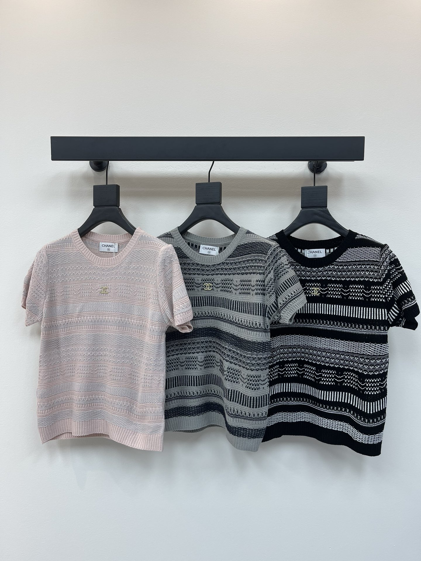 NO:425596,Chane*25 new small fragrance striped hollow knitted short sleeves!  Customized wool yarn weaving, high-quality texture and breathable. Knitted short-sleeved top cut with hollowed-out patterns to highlight the high-end feeling of outfits. The neckline cuffs and hem threads are edging elastic and comfortable. Loose and slightly transparent, and slimming more. Show the slack tone. The rhinestone logo on the chest highlights the light luxury and fashionable temperament. You can wear it alone and layer it!  SML, chanel, T-shirt, alexander wang19860909Chane*25新款小香条纹镂空针织短袖！定制羊毛纱线织造 质感高级透气 针织短袖上衣剪裁 镂空纹路 凸显穿搭高级感 领口袖口和下摆螺纹收边 弹力舒适 宽松微透更显瘦 尽显松弛调性 胸前水钻徽标 凸显轻奢时髦气质 单穿叠穿均可！SML,,chanel,T-shirt,alexander wang,Women's clothing