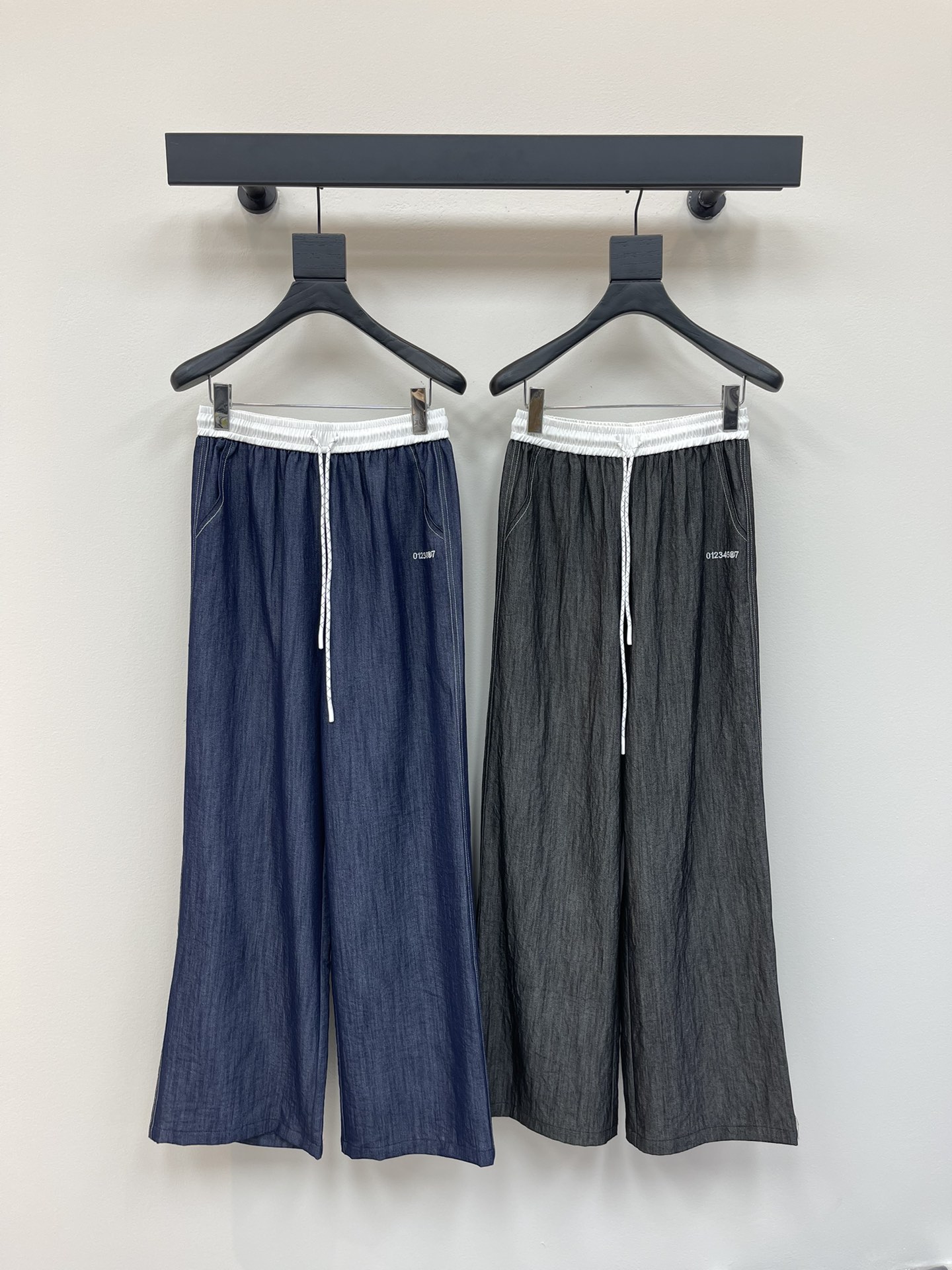 NO:425600,MM6*25 new drawstring contrast embroidered Tennis straight-leg casual pants, customized high-quality fabric with excellent texture!  Contrast color drawstring wide webbing shows the sense of high-end. Visual feast. Customized embroidery. A versatile item that must be bought in all seasons. A goddess must be entered in a magical tool!  The temperament of a young girl with a younger age is elegant and sweet!  The style is versatile and not picky about others. It is beautiful!  Workmanship quality depends on details SML,masion margiela,alexander wang19860909MM6*25新款抽绳撞色刺绣天丝直筒休闲裤 订制高品质面料质感超赞！ 撞色抽绳宽织带尽显高级感 视觉盛宴 定制刺绣 四季必入的百搭单品 女神必入神器！ 减龄少女风气质优雅不失甜美！ 版型正 百搭不挑人上身美的不要不要的！ 做工品质看细节 SML,,masion margiela,alexander wang,Women's clothing