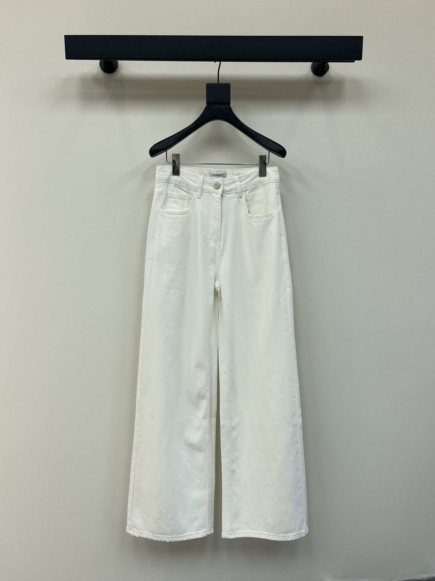 NO:426927,Chane* 25 Spring and Summer New Back Bag Gradient Beaded White Denim Trousers!  Selected imported denim fabrics have a soft and comfortable texture. The back pocket gradient beads are designed to make these pants look design-friendly, the workmanship is neat, the details are perfect, the high-waist straight and loose style makes it look slimming, the flesh covers, and the legs are long!  A leg shape that can tolerate everything can be controlled by any body shape!  SML, chanel,alexander wang19860909Chane* 25春夏新款后袋渐变珠片白色牛仔长裤！精选进口牛仔面料质感柔软舒适 后袋渐变珠片设计 让这款裤子富有设计感 做工走线齐整 细节处理完美 高腰直筒宽松版型 显瘦 遮肉 显腿长！能包容一切的腿型 任何身形都可以驾驭！SML,,chanel,alexander wang,Women's clothing