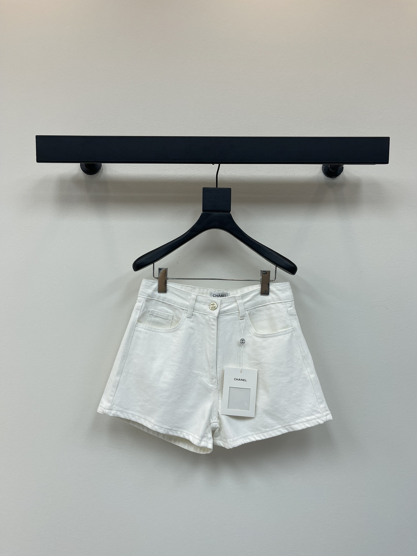 NO:426921,Chane* 25 Spring and Summer New Back Bag Gradient Beaded White Denim Shorts!  Selected imported denim fabrics, soft and comfortable texture, back pocket gradient beads design, design sense online, workmanship is neat, details are handled perfectly, high waist style, leg shape that can accommodate everything, can be controlled by any body shape!  SML, chanel, shorts, alexander wang19860909Chane* 25春夏新款后袋渐变珠片白色牛仔短裤！精选进口牛仔面料 质感柔软舒适 后袋渐变珠片设计 设计感在线 做工走线齐整 细节处理完美 高腰版型 能包容一切的腿型 任何身形都可以驾驭！SML,,chanel,shorts,alexander wang,Women's clothing