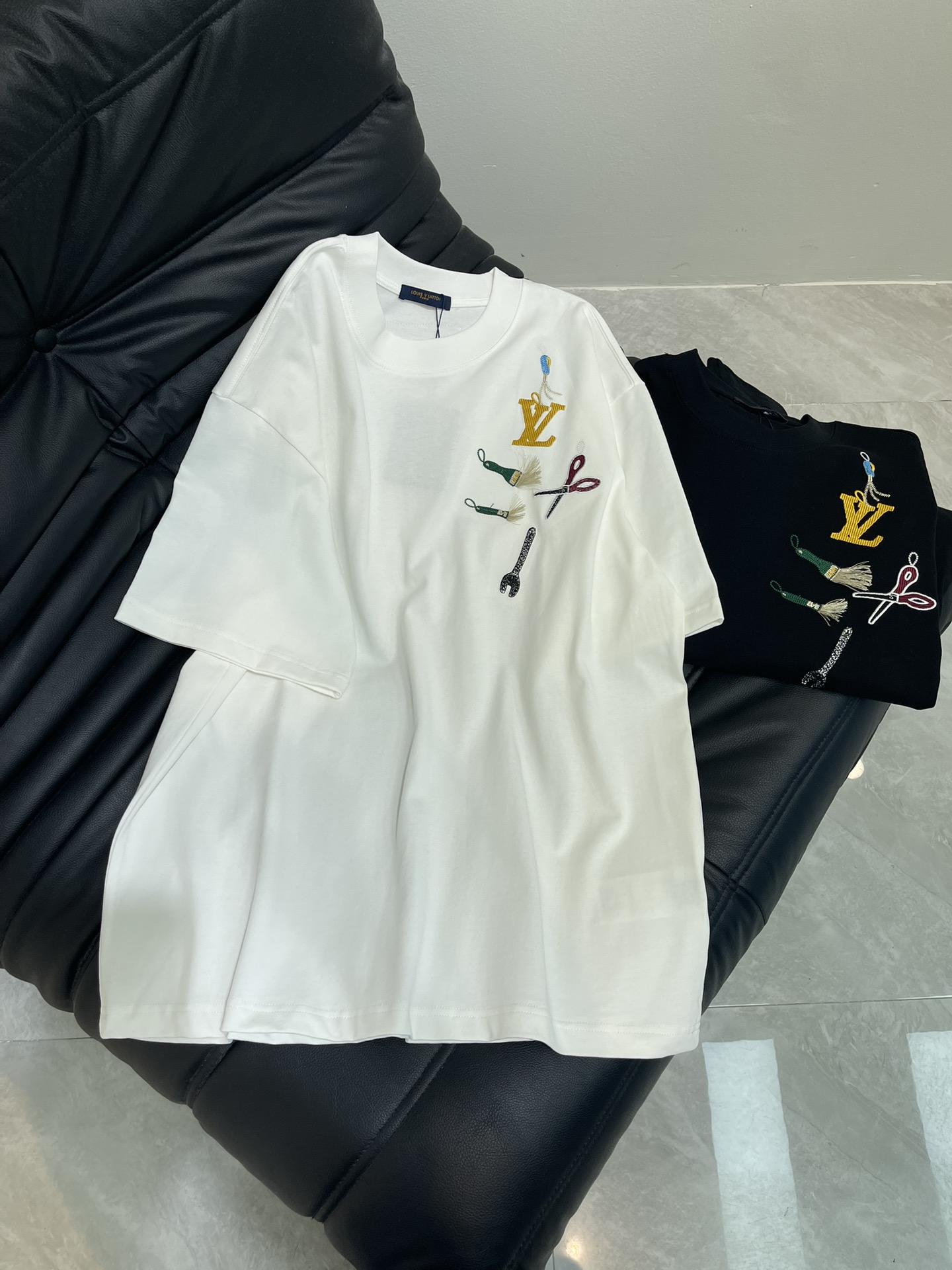 NO:426382,Louis Vuitto*25 new toolbox embroidery icon short-sleeved T-shirt. All cotton fabric, the fabric feels comfortable and skin-friendly and breathable. Three-dimensional embroidery logo is a very fashionable style. The overall design is simple without losing personality. It is suitable for urban men and women who pursue fashion and brand culture. It can easily control multiple occasions. The same style for men and women!  S-XL, louis vuitton, T-shirt,tees, t-shirt,alexander wang19860909Louis Vuitto*25新款工具箱刺绣图标短袖T恤.全棉面料,面料手感舒适.亲肤透气.立体刺绣标识,非常时尚的一个款,整体设计简约而不失个性,适合追求时尚潮流、注重品牌文化的都市男女,轻松驾驭多种场合.男女同款！S-XL,,louis vuitton,T-shirt,tees，t-shirt,alexander wang,Women's clothing