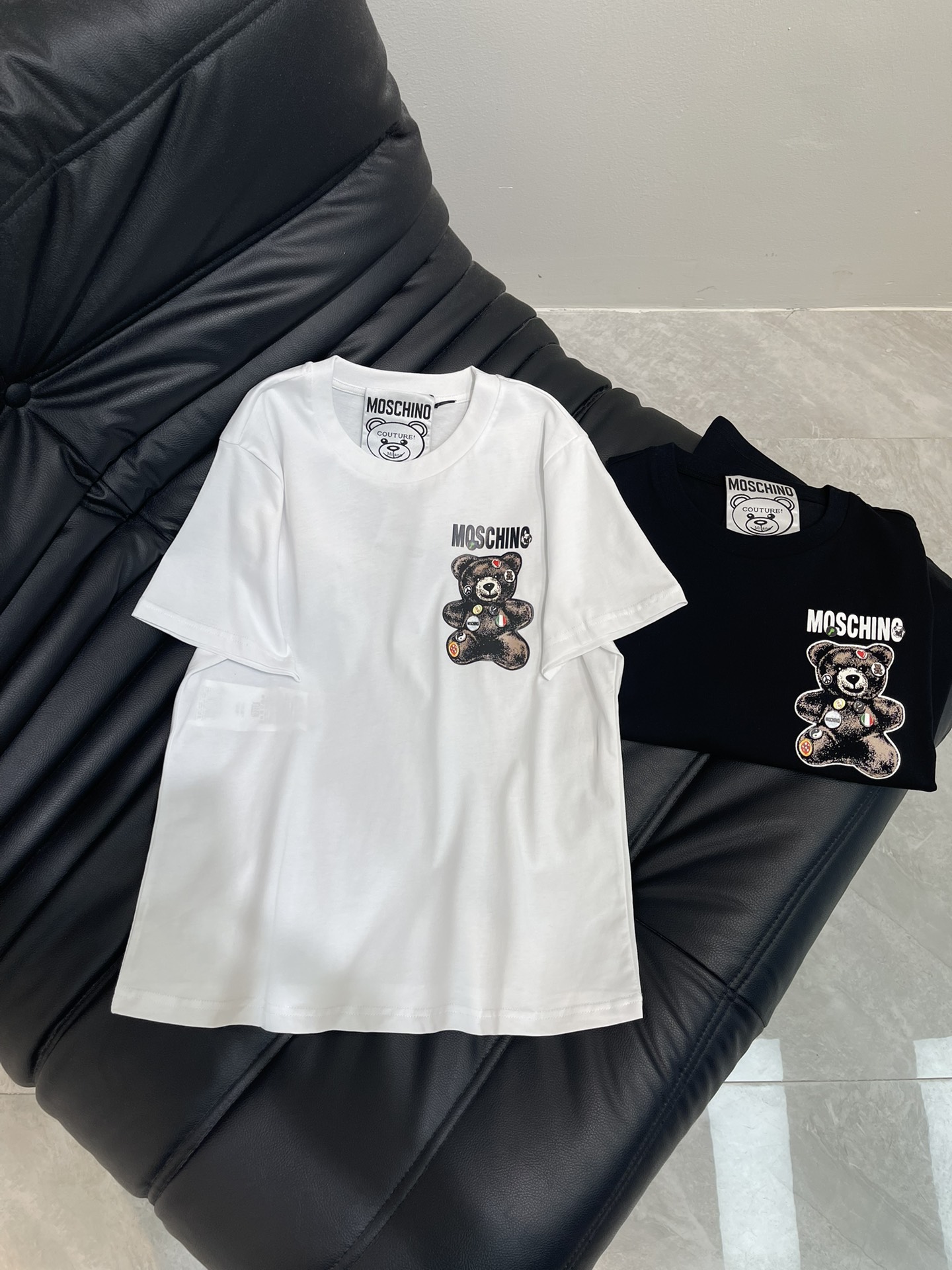 NO:425610,Mos*25 spring and summer new round neck short-sleeved T-shirt custom YB cotton material breathable and comfortable thread splicing pattern in the same color, full of texture, loose long style cut, exquisite cartoon print highlights the brand's style and slimming visual effect, classic color matching creates a personal style, full of creativity, brand advanced design sense, single wear and inner wear is brilliant and fashionable, customized surface accessories, high-version SML,, T-shirt,tees, t-shirt,alexander wang19860909Mos*25春夏新品圆领短袖T恤 定制YB棉材质 透气舒适 同色系螺纹拼接图案 质感十足 宽松长款版型裁剪 精致卡通印花凸显品牌格调显瘦视觉效果 经典配色打造个性风格 充满创意 品牌高级设计感拉满 单穿内搭都出彩时髦 定制面辅料 高版本SML,,T-shirt,tees，t-shirt,alexander wang,Women's clothing