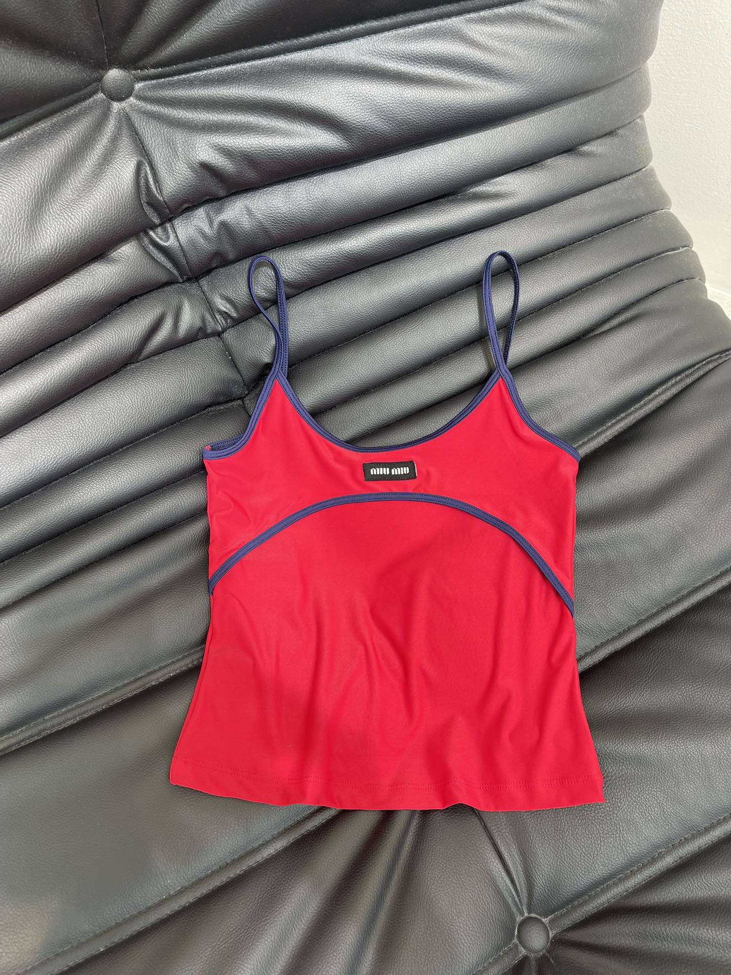 NO:425570,Miumi* 25 spring and summer new sporty style contrasting side suspender vest丨Exclusive yb development!  High-end production!  The cool ceiling of the world is extremely colored, thin shoulder straps outline the shoulder and neck lines, comes with sexy filters, fake two-piece design hides tricks, sweet and cool feeling is full of sports style fabrics that are comfortable to fly, and you can wear it on daily streets and dates and dances. Who isn't a sweet and cool girl in Miu.SML,,miumiu,alexander wang19860909Miumi* 25春夏新款运动风撞色边吊带背心丨独家yb开发！高版出品！人间嗲酷天花板 配色绝绝子,细肩带勾勒肩颈线条,自带性感滤镜,假两件设计藏小心机,甜酷感拉满运动风面料舒适到飞起,日常出街、约会蹦迪都能穿穿上它,谁还不是 Miu 系甜飒少女.SML,,miumiu,alexander wang,Women's clothing