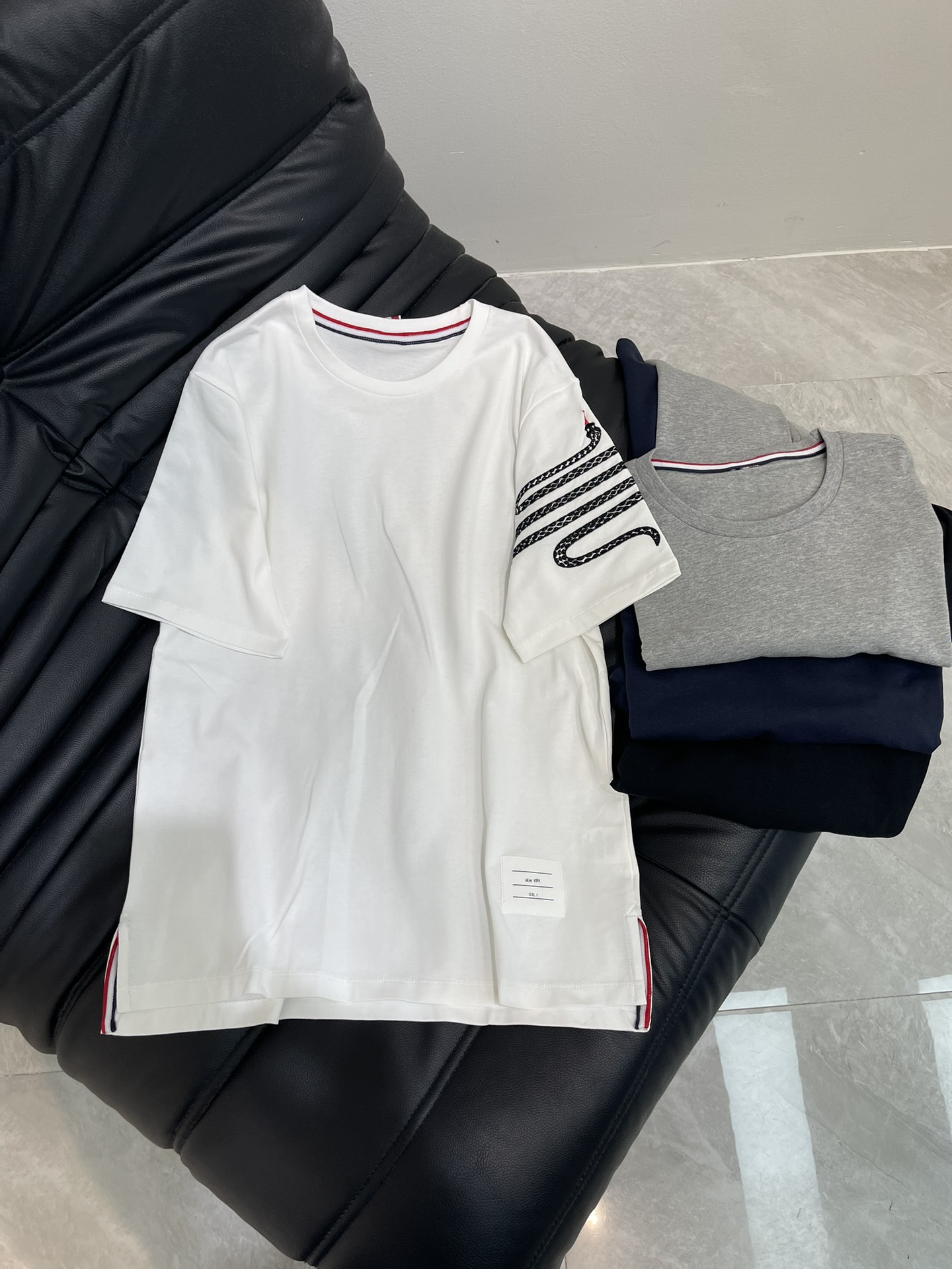 NO:425558,TB Year of Snake embroidered pure cotton double yarn double strand round neck pullover summer short-sleeved T-shirt is made of customized pre-shrink pure cotton fabric. The hem is short in front and long in the back. The side slit is matched with red, white and blue weave. The same style for men and women. Color white/black/navy/gray. Size 0/1/2/3/4,,T-shirt,tees,t-shirt,alexander wang19860909TB蛇年刺绣纯棉双纱双股圆领套头夏季短袖T恤 采用定制预缩纯棉面料 下摆采用前短后长 侧边开叉搭配红白蓝织 男女同款 颜色白色/黑色/藏青/灰色 尺码0/1/2/3/4,,T-shirt,tees，t-shirt,alexander wang,Women's clothing