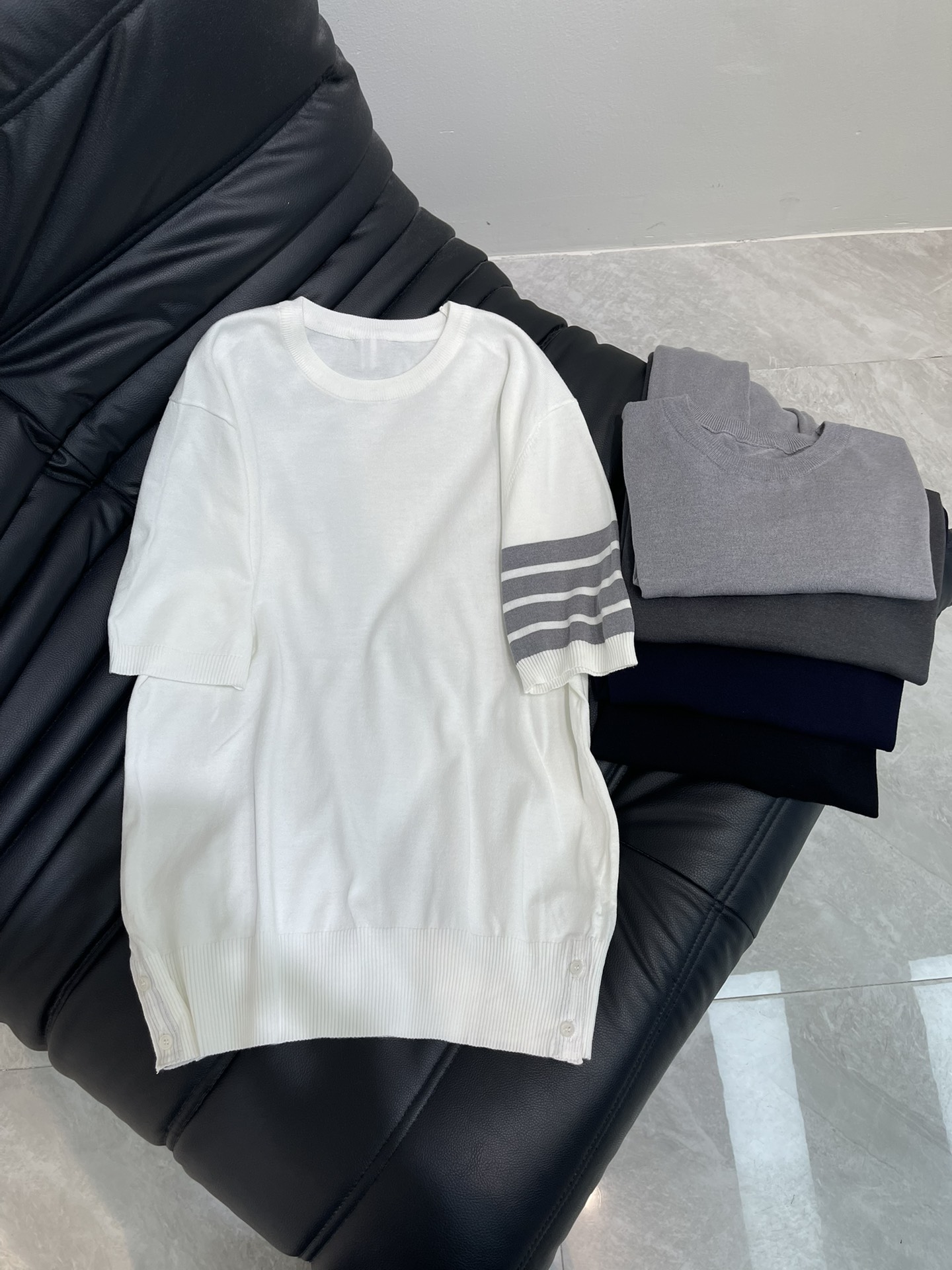 NO:425534,TB* classic ice silk wool knit sweater round neck T-shirt four-bar striped half sleeves. The wool material is high-stack thin and breathable and comfortable, and the cuff hem is clear. It is made of fixed wool blend high-stack blend. The slit is made of genuine shell buckles. The same style as men and women. Color white/black/navy/light gray/dark gray. Size 0/1/2/3/4,,tees, t-shirt,alexander wang19860909TB*经典款冰丝羊毛针织衫圆领T恤衫四条杠条纹半袖 毛料高支薄款透气舒适高柔软度 袖口下摆纹路清晰 采用定织羊毛混纺高支混纺而成 开叉处采用正品贝壳扣 男女同款 颜色白色/黑色/藏青/浅灰/深灰 尺码0/1/2/3/4,,tees，t-shirt,alexander wang,Women's clothing