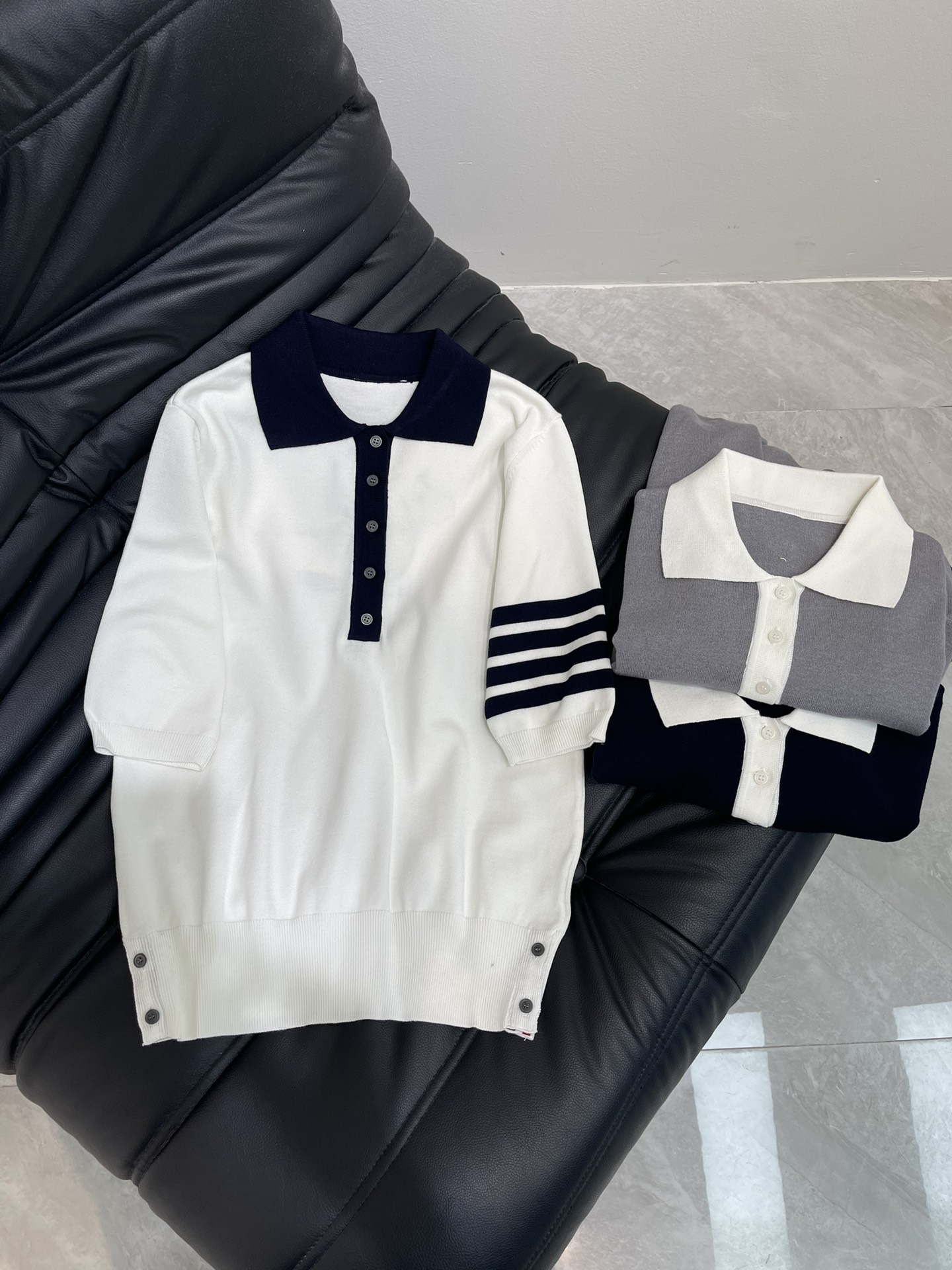 NO:425552,TB* classic back puppy pattern wool-blend knit sweater POLO shirt half sleeve wool material high-stack thin style breathable comfortable high softness cuff hem pattern clear pattern of fixed wool blend high-stack blend The slit is made of genuine shell buckles for women's color white/navy/gray Size 0/1/2,,alexander wang19860909TB*经典款后背小狗图案羊毛混纺针织衫POLO衫半袖 毛料高支薄款透气舒适高柔软度 袖口下摆纹路清晰 用定织羊毛混纺高支混纺而成 开叉处采用正品贝壳扣 女款 颜色白色/藏青/灰色 尺码0/1/2,,alexander wang,Women's clothing