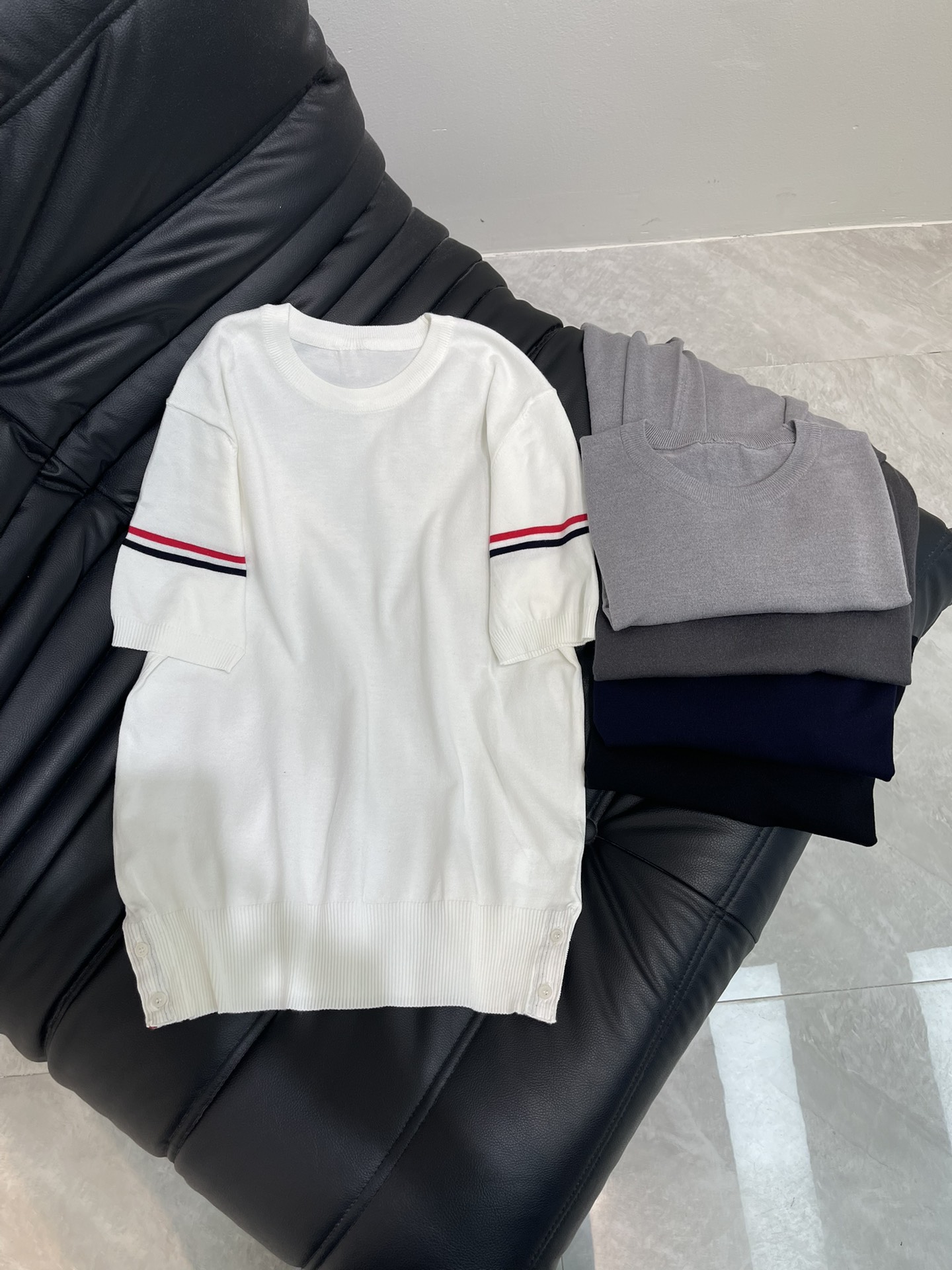 NO:425546,TB* classic double-armor striped ice silk wool knit sweater round neck T-shirt half sleeve wool material high-string thin wool breathable and comfortable high softness Cuff hem pattern is clear, made of fixed wool blend high-string blend The slit is made of genuine shell buckles, the same as men and women Color white/black/navy/light gray/dark gray Size 0/1/2/3/4,,tees, t-shirt,alexander wang19860909TB*经典款双袖标条纹冰丝羊毛针织衫圆领T恤衫半袖 毛料高支薄款透气舒适高柔软度 袖口下摆纹路清晰 采用定织羊毛混纺高支混纺而成 开叉处采用正品贝壳扣 男女同款 颜色白色/黑色/藏青/浅灰/深灰 尺码0/1/2/3/4,,tees，t-shirt,alexander wang,Women's clothing