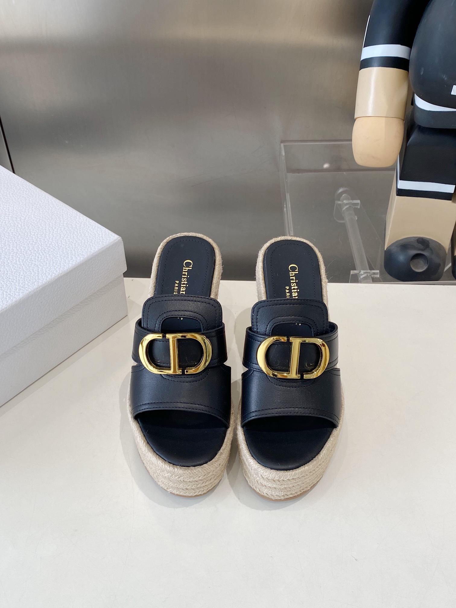 NO:439730,Dior 25ss summer high-end new style thick-soled slippers are simple and super versatile. They are perfect and luxurious to match with spring and summer clothing at will. The feel of the feet is even more comfortable!  The original material is perfectly replicated. The original disassembled mold is detached. The original fabric is customized cowhide. The inner lining is customized sheepskin. The foot pad is original customized sheepskin. The original braided wedge outsole. The heel height is 9.5cm. The number of 35-41 (40 41 customized). Slippers, dior, dior, slippers, cowhide, sheepskin.19860909Dior 迪奥 25ss 夏季高版本新款 厚底拖鞋 简约超级百搭. 上脚完美奢华可任意搭配春夏服饰. 脚感更是舒适！材质原版完美复刻. 原版拆解开模. 面料原版定制牛皮 内里原版定制羊皮 垫脚原版定制羊皮 大底原版编织坡跟大底 跟高9.5cm 码数35-41（40 41定做）,拖鞋,dior,dior,slippers,cowhide,sheepskin,Women's Shoes