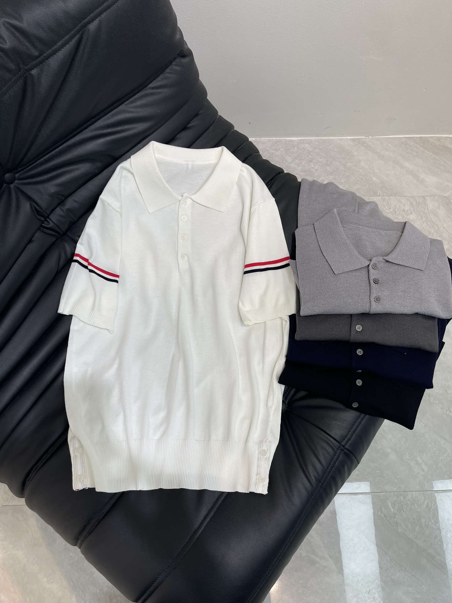 NO:425540,TB*25 classic double-armor striped ice silk wool sweater POLO shirt half sleeve wool material high-string thin wool breathable and comfortable high-soft cuff hem pattern is clear, made of fixed wool blend high-string blend, genuine shell buckle at the slit, same style as men and women, color white/black/navy/light gray/dark gray Size 0/1/2/3/4,,alexander wang19860909TB*25经典款双袖标条纹冰丝羊毛针织衫POLO衫半袖 毛料高支薄款透气舒适高柔软 袖口下摆纹路清晰 采用定织羊毛混纺高支混纺而成 开叉处采用正品贝壳扣 男女同款 颜色白色/黑色/藏青/浅灰/深灰 尺码0/1/2/3/4,,alexander wang,Women's clothing