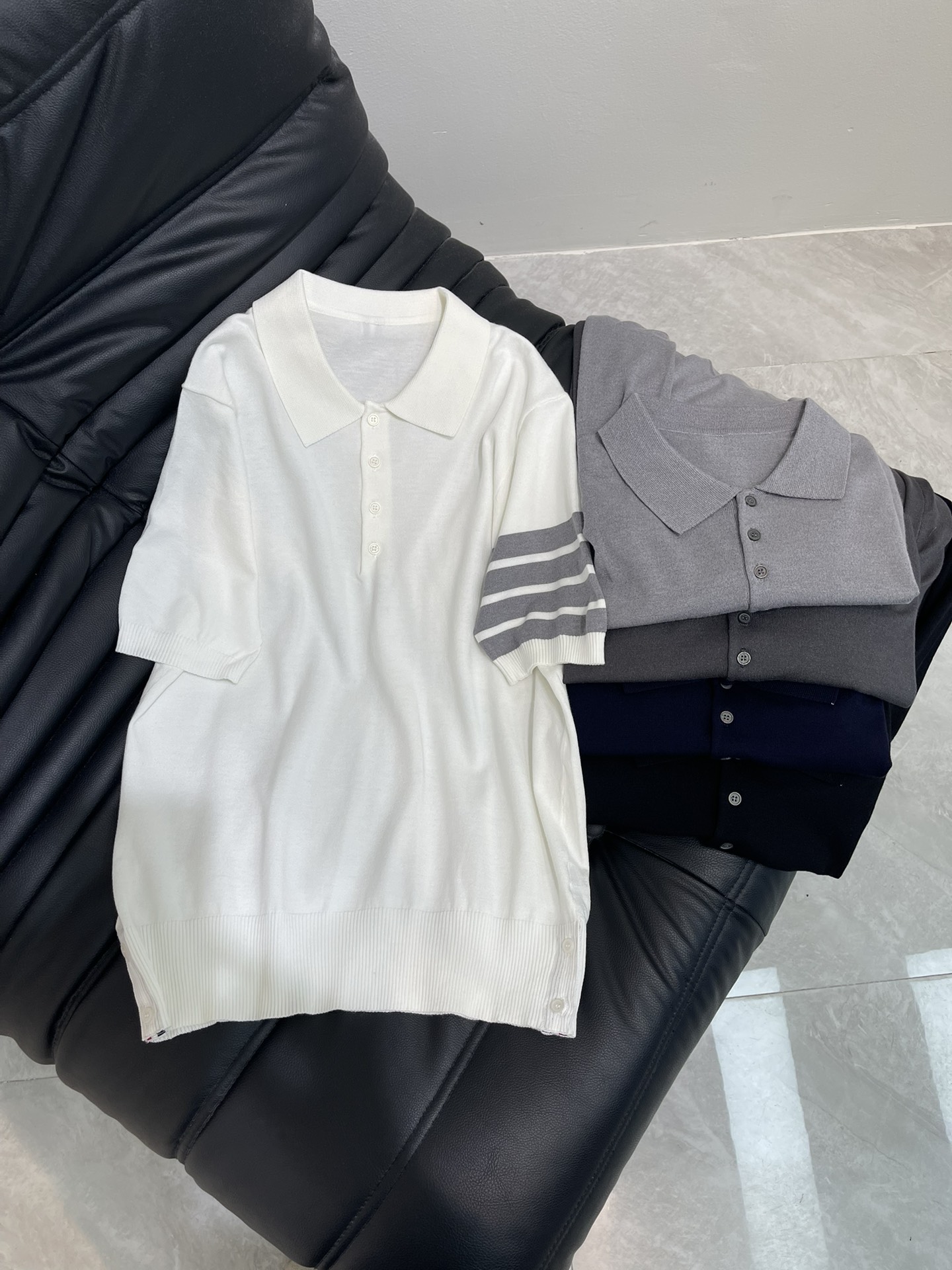 NO:425531,TB* classic ice silk wool knitted sweater POLO shirt four-bar striped half-sleeved wool material high-string thin wool breathable and comfortable high softness, clear hem pattern on the cuffs, made of fixed wool blend high-string blend, genuine shell buckle at the slit, same style as men and women, color white/black/navy/light gray/dark gray Size 0/1/2/3/4,,alexander wang19860909TB*经典款冰丝羊毛针织衫POLO衫四条杠条纹半袖 毛料高支薄款透气舒适高柔软度 袖口下摆纹路清晰 采用定织羊毛混纺高支混纺而成 开叉处采用正品贝壳扣 男女同款 颜色白色/黑色/藏青/浅灰/深灰 尺码0/1/2/3/4,,alexander wang,Women's clothing