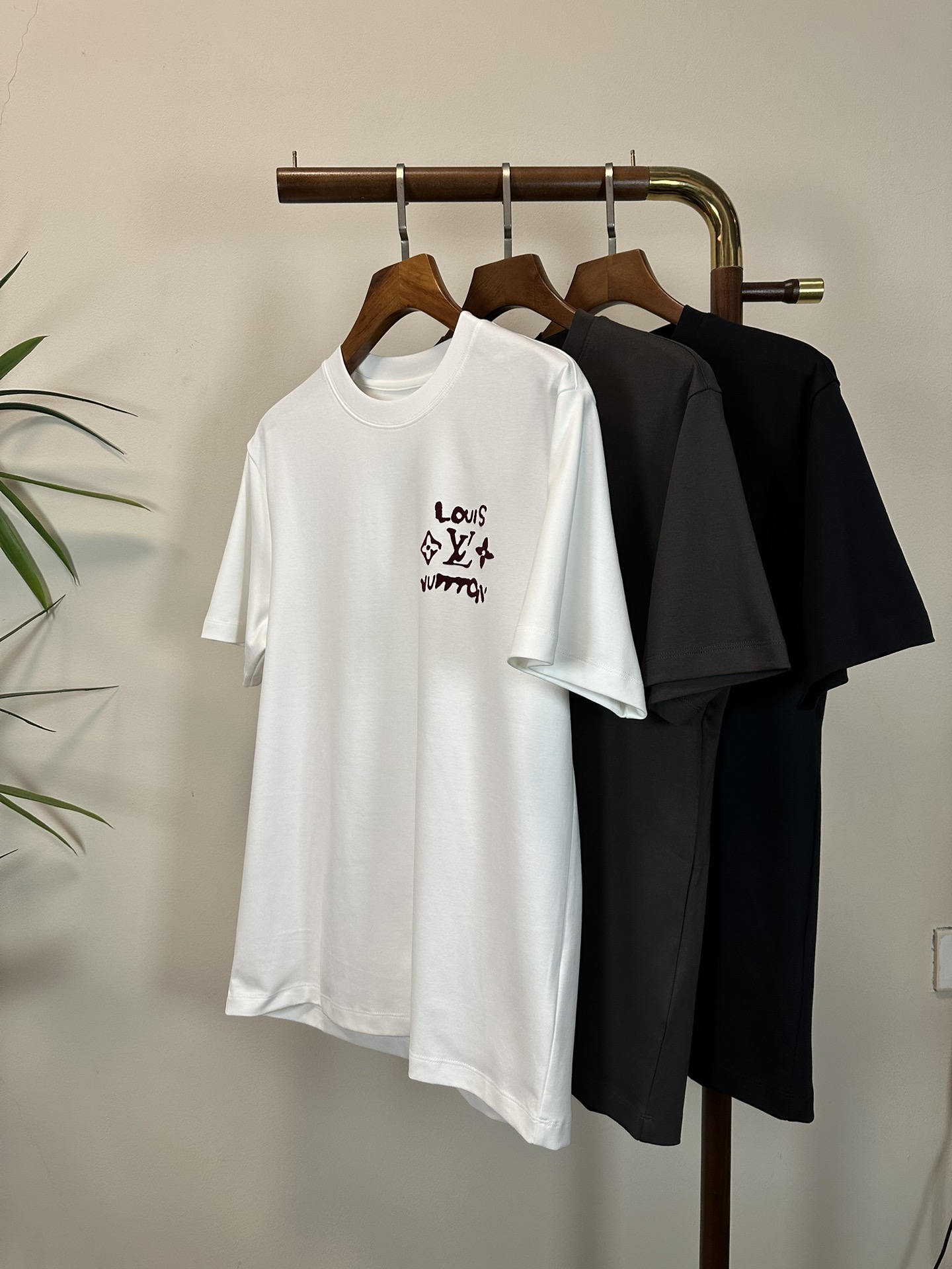 NO:428973,LV Louis Vuitton 2025 new round neck short-sleeved T-shirt high-end version!  Customized fabrics for counters are breathable and comfortable, with impeccable details, and the brand element design concept reflects high quality. The feel is delicate and soft!  It is casually cut, with a great upper body style!  Code number M-3XL, louis vuitton,louis vuitton,t-shirt,tees,t-shirt,alexander wang19860909LV 路易威登 2025新款 圆领 短袖 T恤 高端版本！专柜定制面料 透气舒适度高,细节无可挑剔,品牌元素设计理念,体现高品质.手感细腻柔软！呈现休闲裁剪,上身版型超赞！ 码数M-3XL,,louis vuitton,louis vuitton,T-shirt,tees，t-shirt,alexander wang,Men's clothing