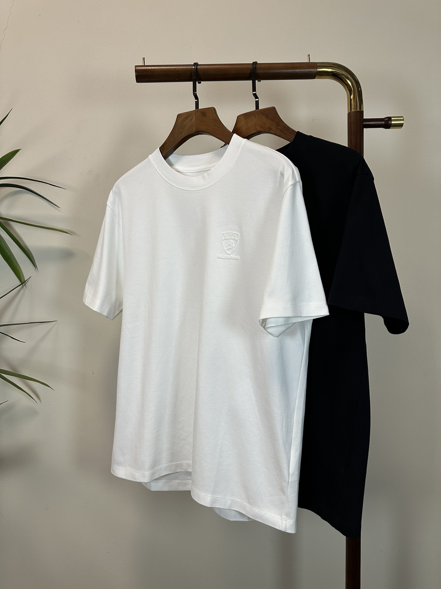 NO:428968,BLCG Balenciaga 2025 new round neck short-sleeved T-shirt high-end version!  Customized fabrics for counters are breathable and comfortable, with impeccable details, and the brand element design concept reflects high quality. The feel is delicate and soft!  It is casually cut, with a great upper body style!  Code number M-3XL, balenciaga, T-shirt,tees, t-shirt,alexander wang19860909BLCG 巴黎世家2025新款 圆领 短袖 T恤 高端版本！专柜定制面料 透气舒适度高,细节无可挑剔,品牌元素设计理念,体现高品质.手感细腻柔软！呈现休闲裁剪,上身版型超赞！ 码数M-3XL,,balenciaga,T-shirt,tees，t-shirt,alexander wang,Men's clothing