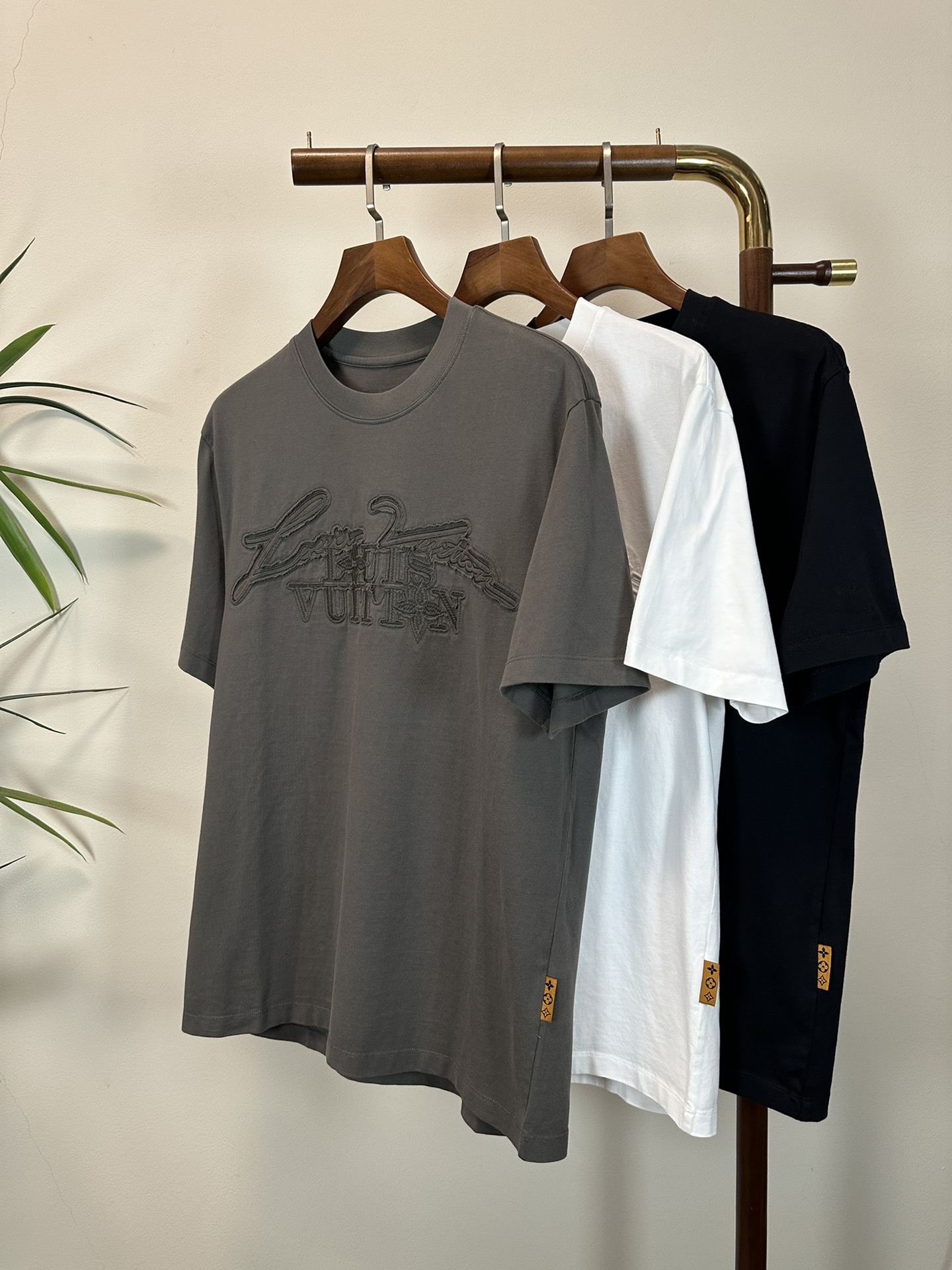 NO:428958,LV Louis Vuitton 2025 new round neck short-sleeved T-shirt high-end version!  Customized fabrics for counters are breathable and comfortable, with impeccable details, and the brand element design concept reflects high quality. The feel is delicate and soft!  It is casually cut, with a great upper body style!  Code number M-3XL, louis vuitton,louis vuitton,t-shirt,tees,t-shirt,alexander wang19860909LV 路易威登 2025新款 圆领 短袖 T恤 高端版本！专柜定制面料 透气舒适度高,细节无可挑剔,品牌元素设计理念,体现高品质.手感细腻柔软！呈现休闲裁剪,上身版型超赞！ 码数M-3XL,,louis vuitton,louis vuitton,T-shirt,tees，t-shirt,alexander wang,Men's clothing