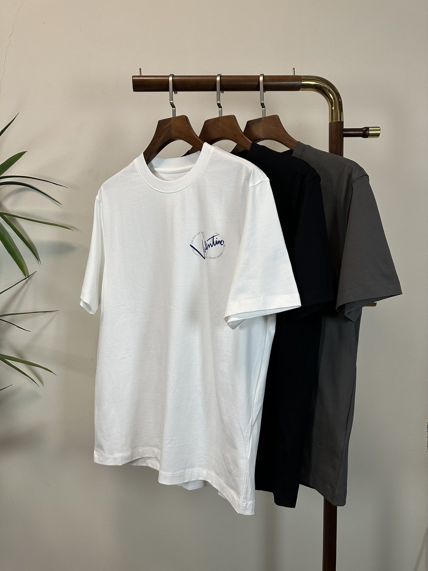 NO:428963,Valentino 2025 new round neck short-sleeved T-shirt high-end version!  Customized fabrics for counters are breathable and comfortable, with impeccable details, and the brand element design concept reflects high quality. The feel is delicate and soft!  It is casually cut, with a great upper body style!  Code number M-3XL, valentino, T-shirt,tees, t-shirt,alexander wang19860909华伦天奴 2025新款 圆领 短袖 T恤 高端版本！专柜定制面料 透气舒适度高,细节无可挑剔,品牌元素设计理念,体现高品质.手感细腻柔软！呈现休闲裁剪,上身版型超赞！ 码数M-3XL,,valentino,T-shirt,tees，t-shirt,alexander wang,Men's clothing