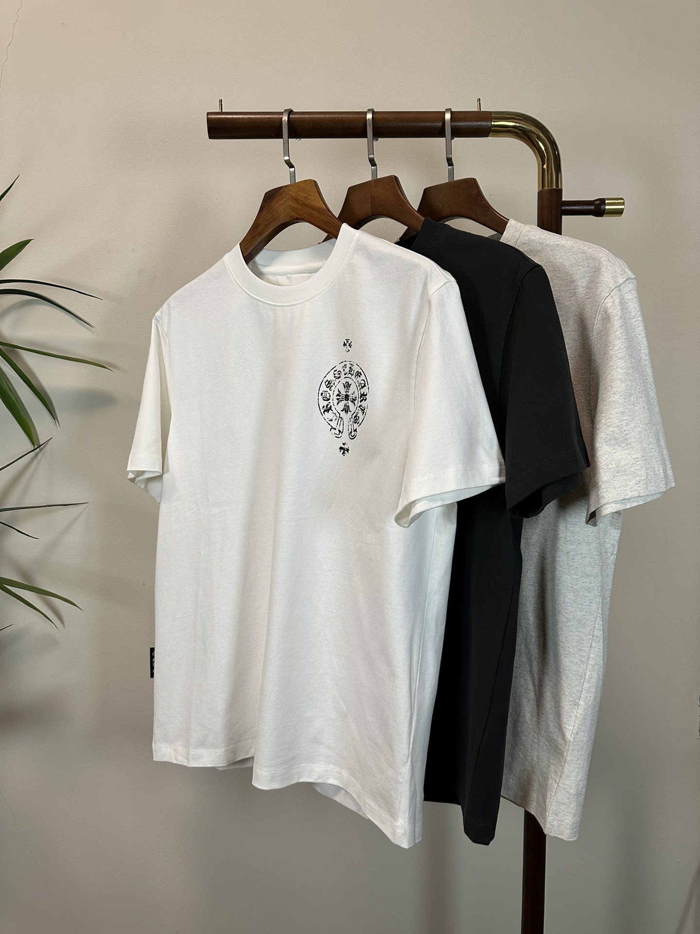 NO:428929,Crowxin 2025 new round neck short-sleeved T-shirt high-end version!  Customized fabrics for counters are breathable and comfortable, with impeccable details, and the brand element design concept reflects high quality. The feel is delicate and soft!  It is casually cut, with a great upper body style!  Code number M-3XL, chrome hearts, T-shirt,tees, t-shirt,alexander wang19860909克罗心 2025新款 圆领 短袖 T恤 高端版本！专柜定制面料 透气舒适度高,细节无可挑剔,品牌元素设计理念,体现高品质.手感细腻柔软！呈现休闲裁剪,上身版型超赞！ 码数M-3XL,,chrome hearts,T-shirt,tees，t-shirt,alexander wang,Men's clothing