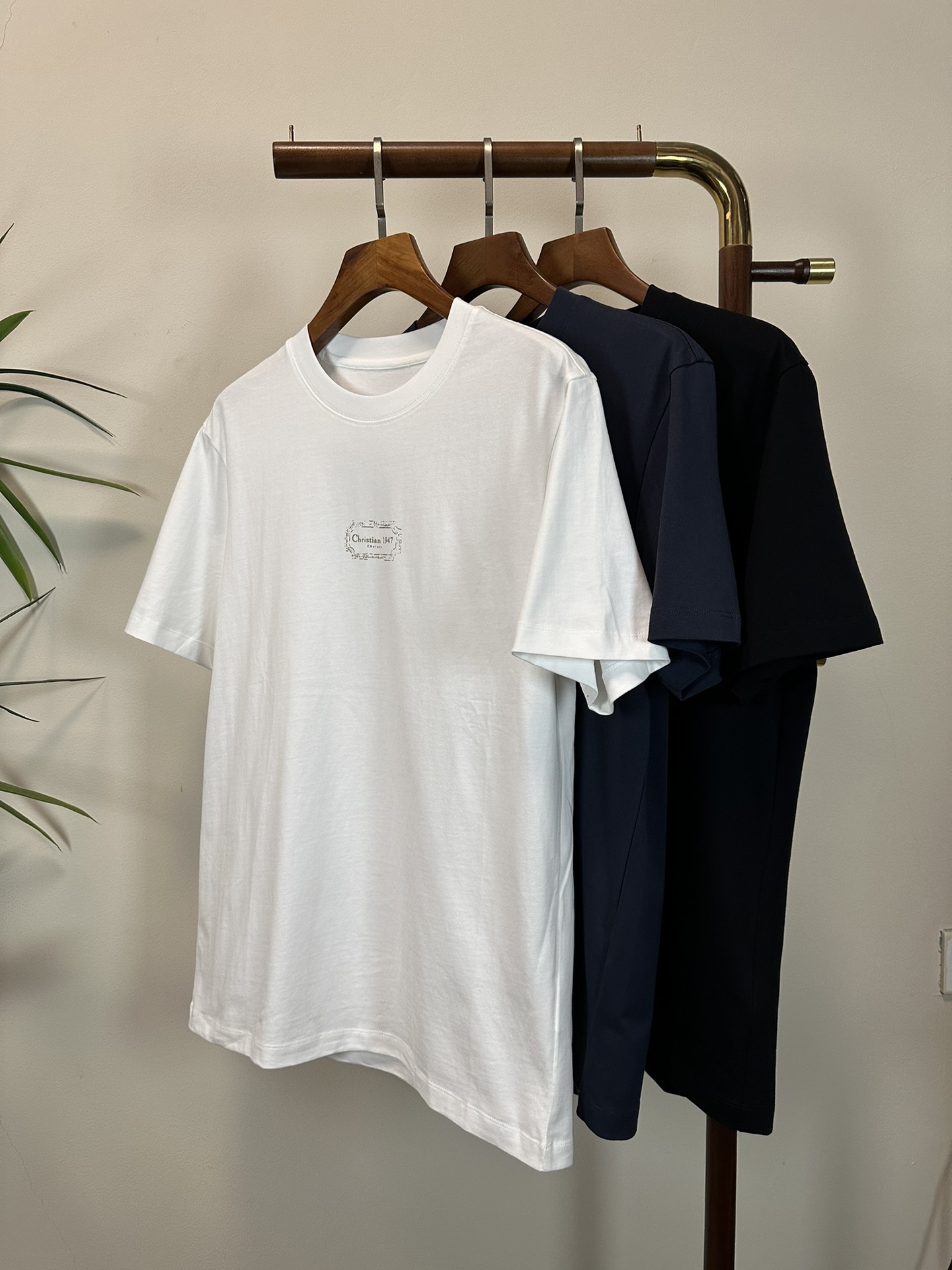 NO:428934,DIOR 2025 new round neck short-sleeved T-shirt high-end version!  Customized fabrics for counters are breathable and comfortable, with impeccable details, and the brand element design concept reflects high quality. The feel is delicate and soft!  It is casually cut, with a great upper body style!  Code number M-3XL, dior,dior,T-shirt,tees,t-shirt,alexander wang19860909DIOR 迪奥 2025新款 圆领 短袖 T恤 高端版本！专柜定制面料 透气舒适度高,细节无可挑剔,品牌元素设计理念,体现高品质.手感细腻柔软！呈现休闲裁剪,上身版型超赞！ 码数M-3XL,,dior,dior,T-shirt,tees，t-shirt,alexander wang,Men's clothing