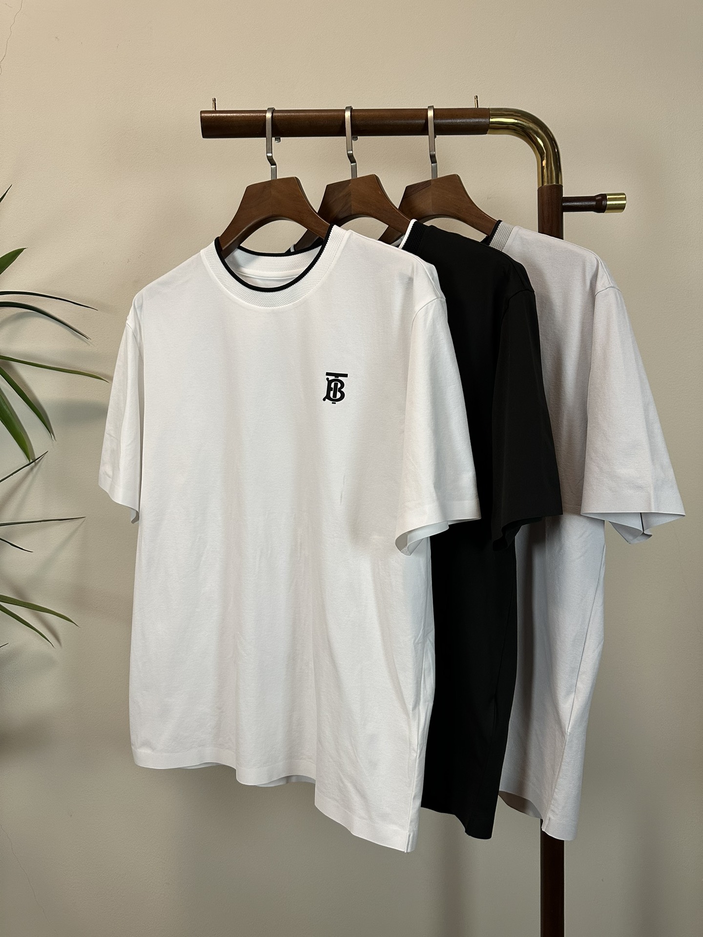 NO:428939,BBR Burberry 2025 new round neck short-sleeved T-shirt high-end version!  Customized fabrics for counters are breathable and comfortable, with impeccable details, and the brand element design concept reflects high quality. The feel is delicate and soft!  It is casually cut, with a great upper body style!  Code number M-3XL, burberry, T-shirt,tees, t-shirt,alexander wang19860909BBR 巴宝莉 2025新款 圆领 短袖 T恤 高端版本！专柜定制面料 透气舒适度高,细节无可挑剔,品牌元素设计理念,体现高品质.手感细腻柔软！呈现休闲裁剪,上身版型超赞！ 码数M-3XL,,burberry,T-shirt,tees，t-shirt,alexander wang,Men's clothing