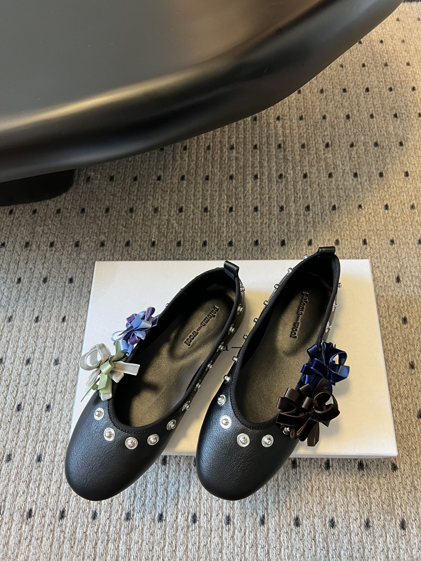 代购级
小众品牌 Paloma-wool 2025春夏新款花朵芭蕾舞鞋铆钉平底单鞋

超级漂亮，为花而生