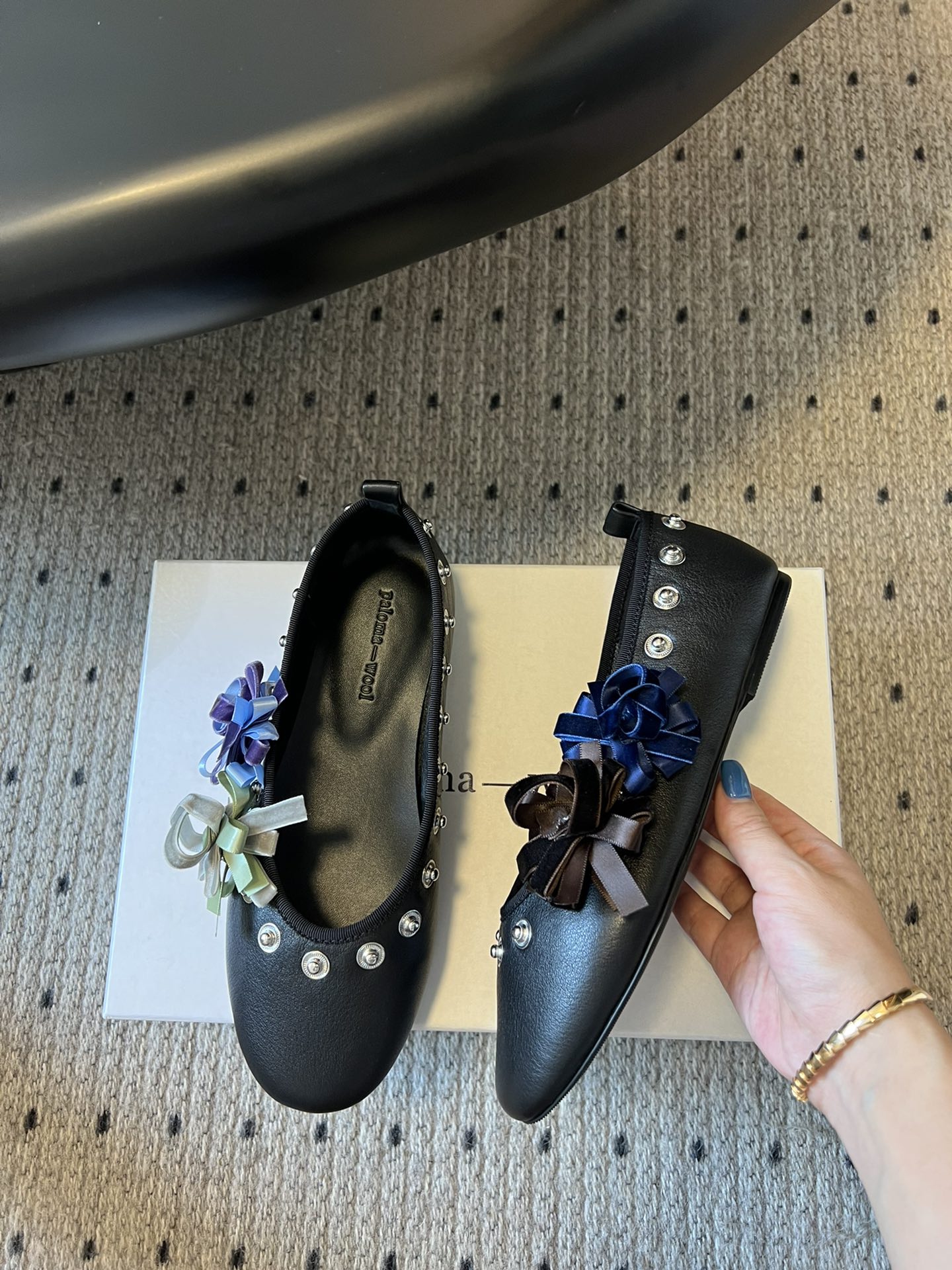 代购级
小众品牌 Paloma-wool 2025春夏新款花朵芭蕾舞鞋铆钉平底单鞋

超级漂亮，为花而生