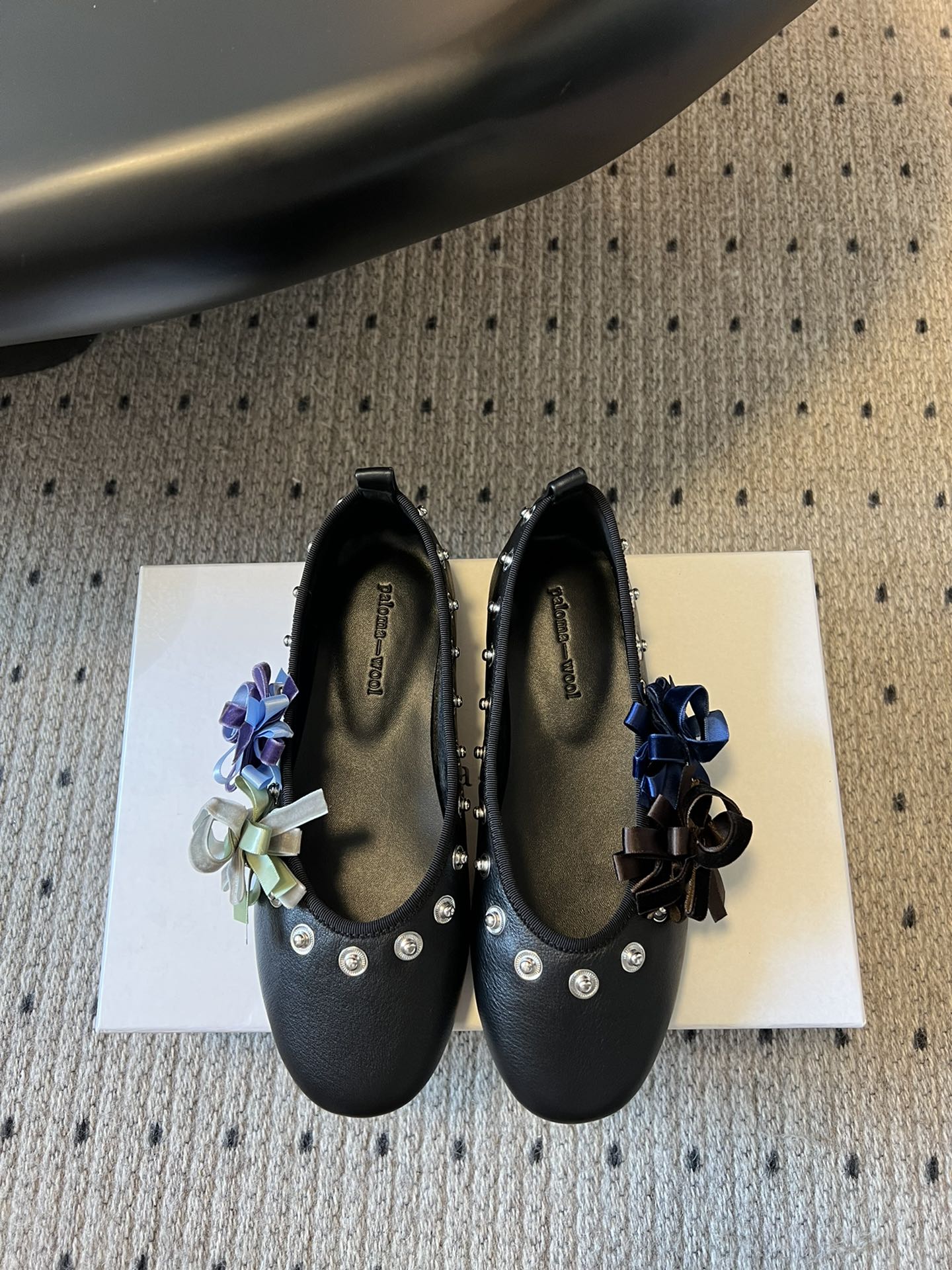 代购级
小众品牌 Paloma-wool 2025春夏新款花朵芭蕾舞鞋铆钉平底单鞋

超级漂亮，为花而生