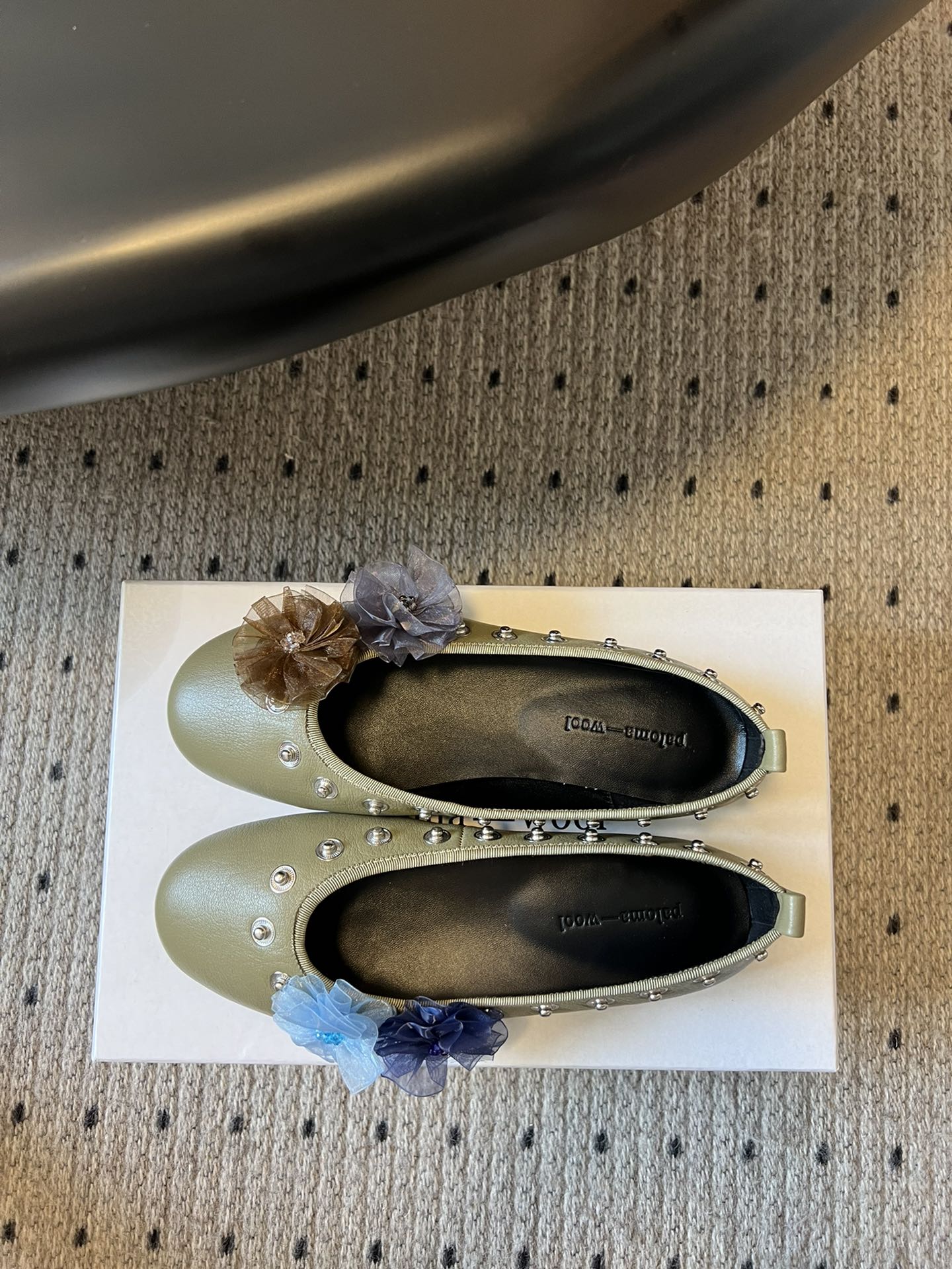 代购级
小众品牌 Paloma-wool 2025春夏新款花朵芭蕾舞鞋铆钉平底单鞋

超级漂亮，为花而生