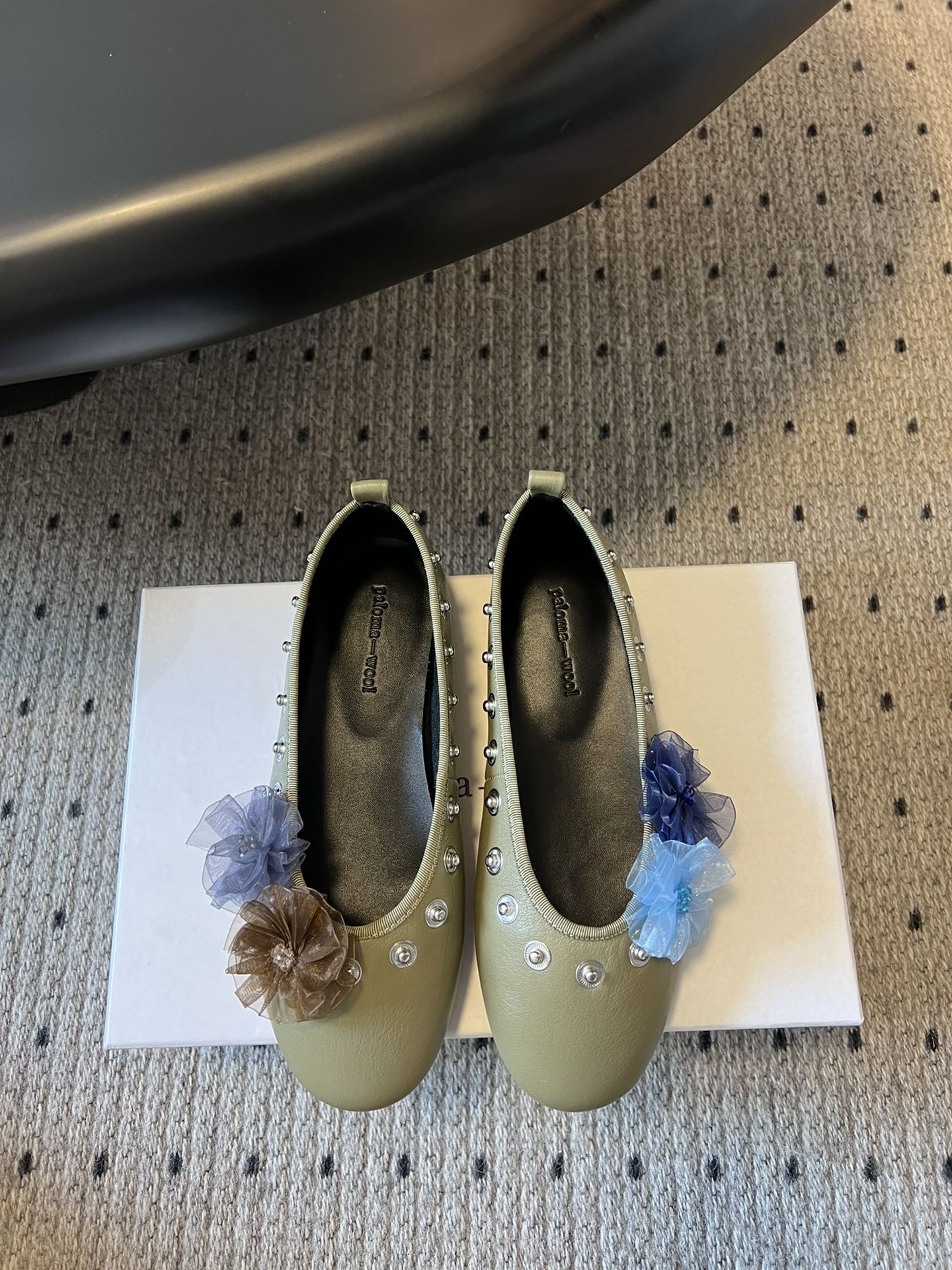 代购级
小众品牌 Paloma-wool 2025春夏新款花朵芭蕾舞鞋铆钉平底单鞋

超级漂亮，为花而生